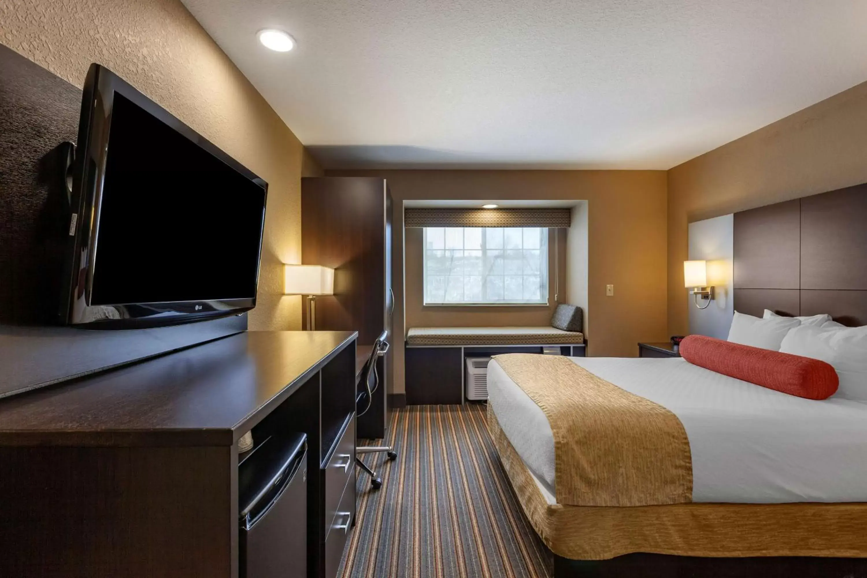 Bedroom, TV/Entertainment Center in Best Western Plus Woodstock Inn & Suites