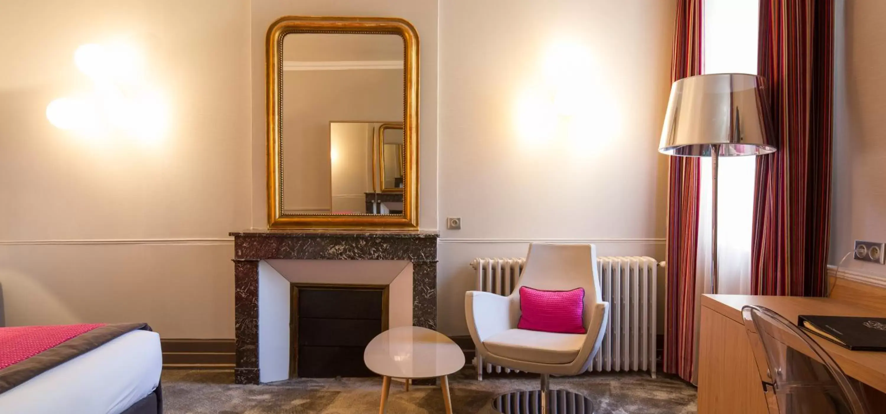 Seating area, TV/Entertainment Center in Hostellerie Du Chapeau Rouge