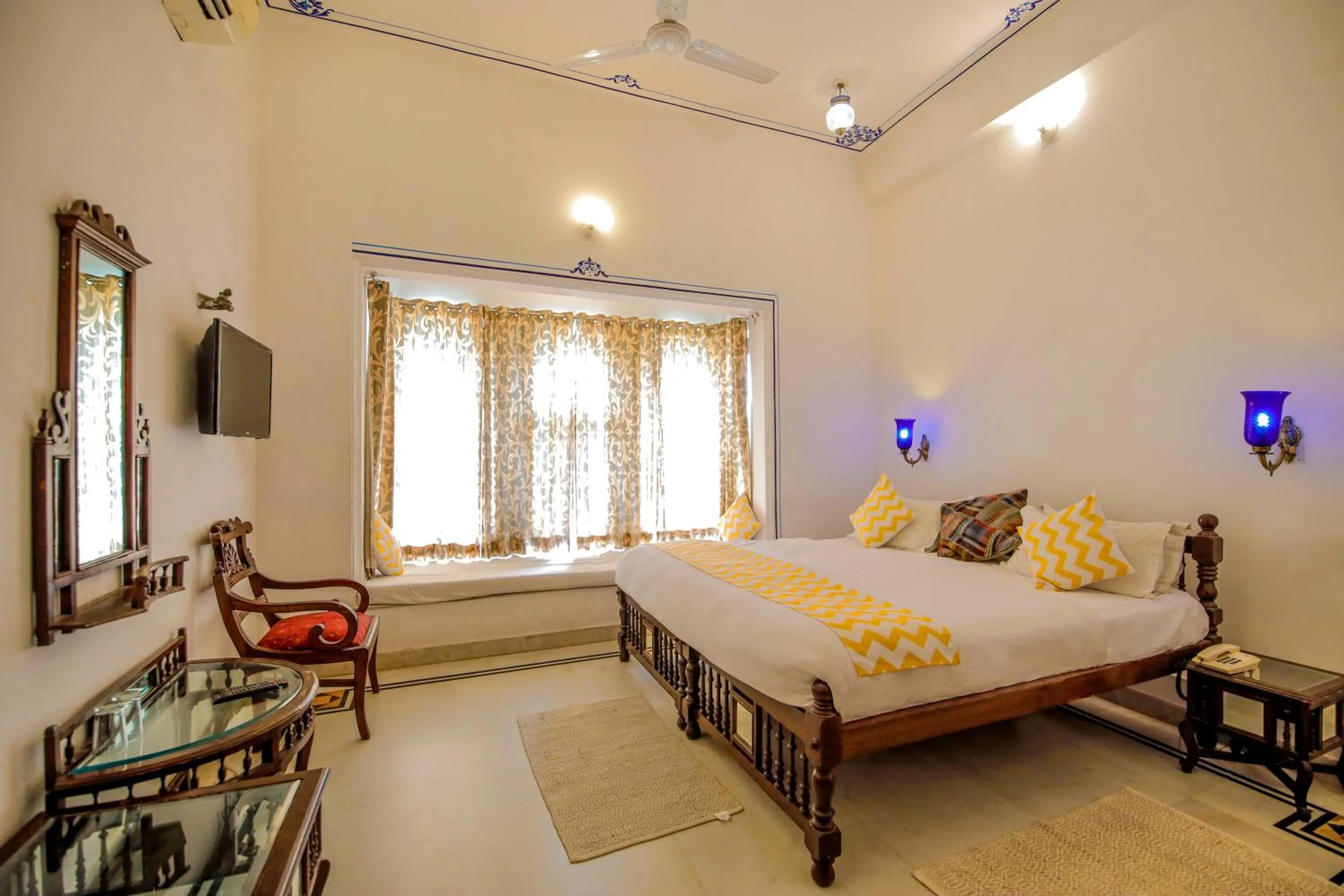 Photo of the whole room, Bed in Hotel Devraj Niwas on Lake Pichola