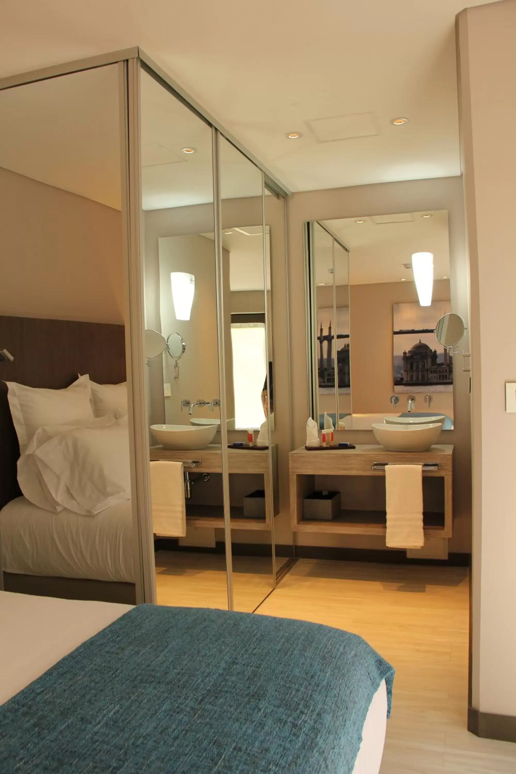 Bathroom, Bed in Hotel CityFlats