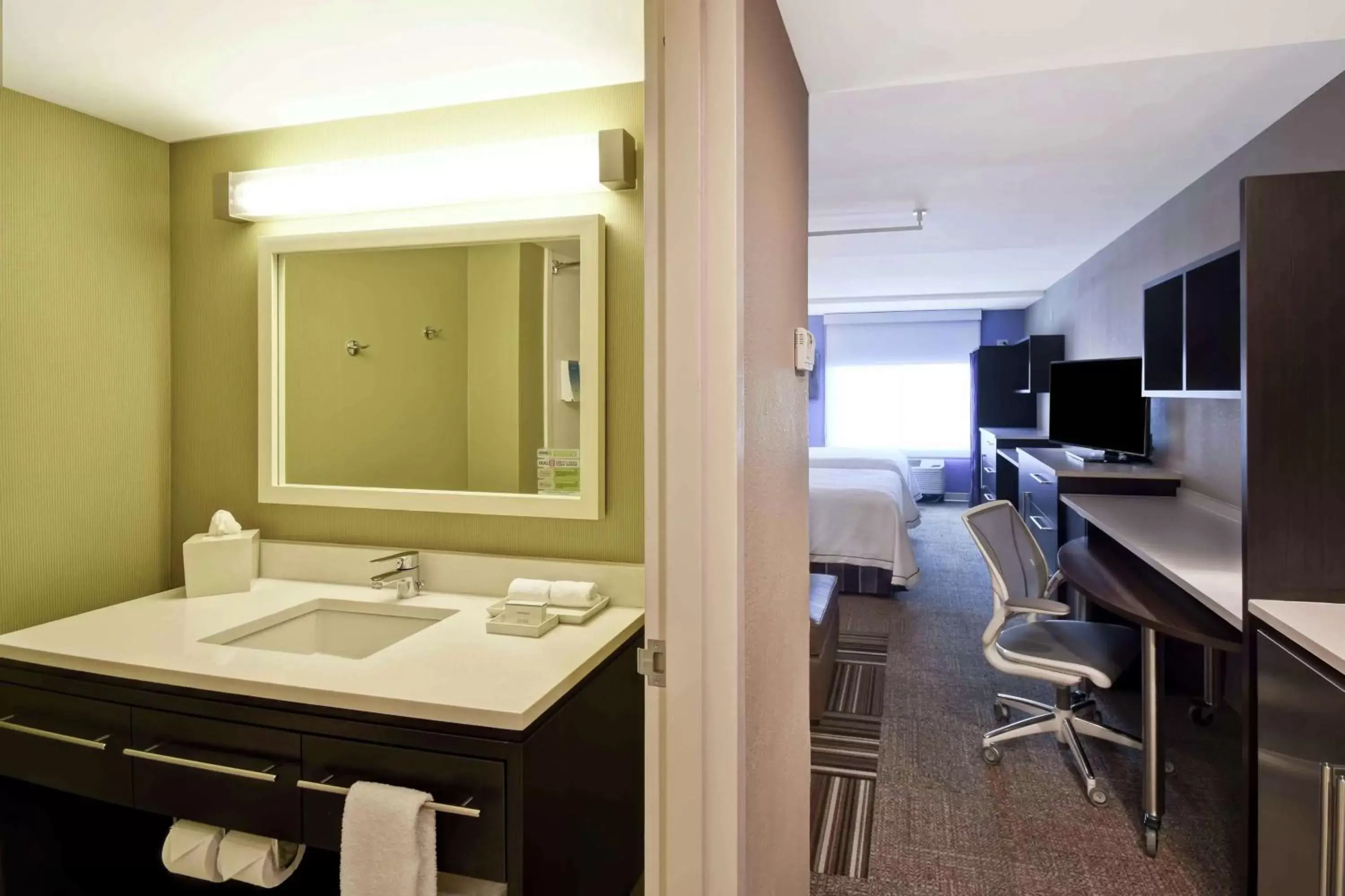 Kitchen or kitchenette, Bathroom in Home2 Suites by Hilton Atlanta Norcross