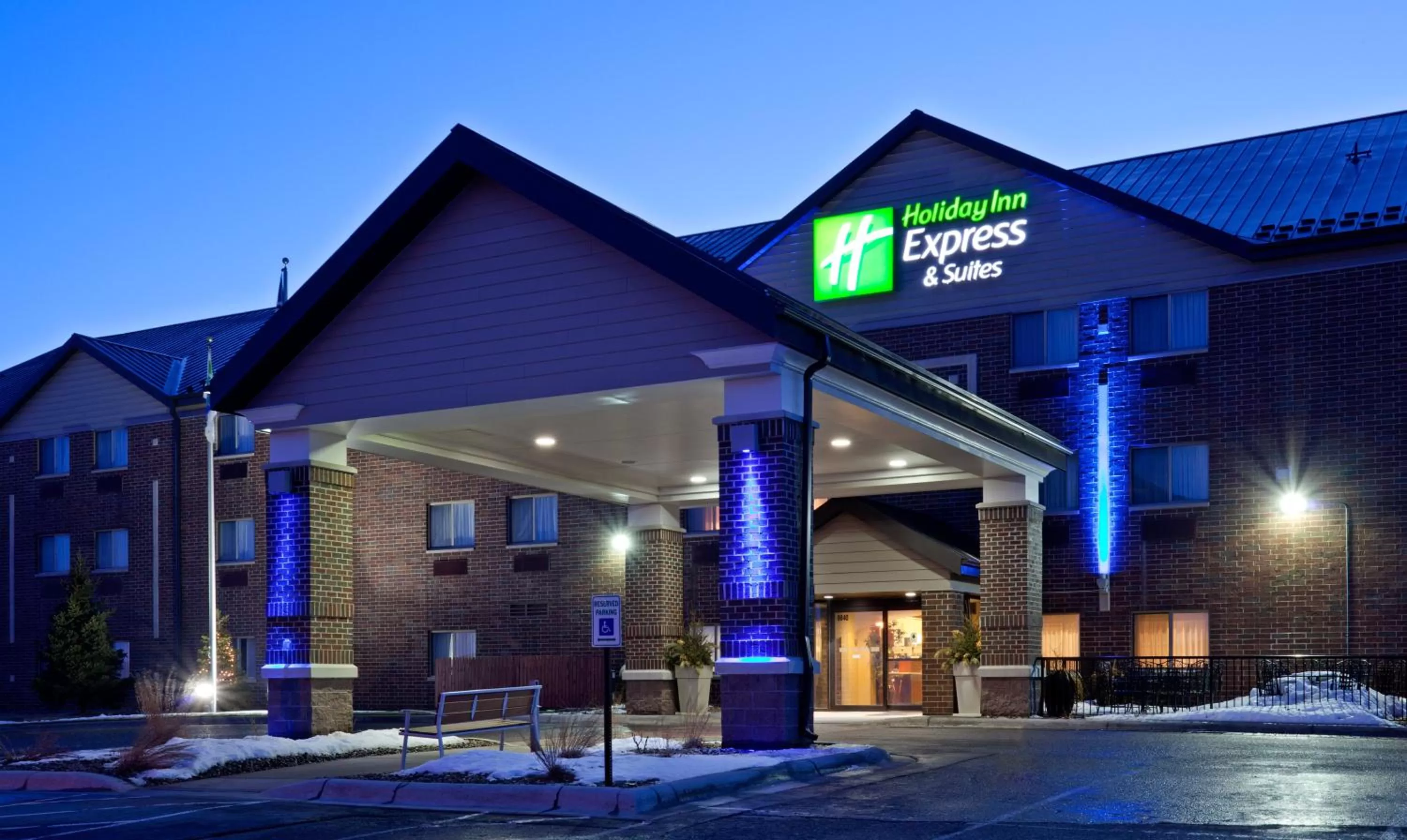 Property building in Holiday Inn Express Hotel & Suites St. Paul - Woodbury by IHG