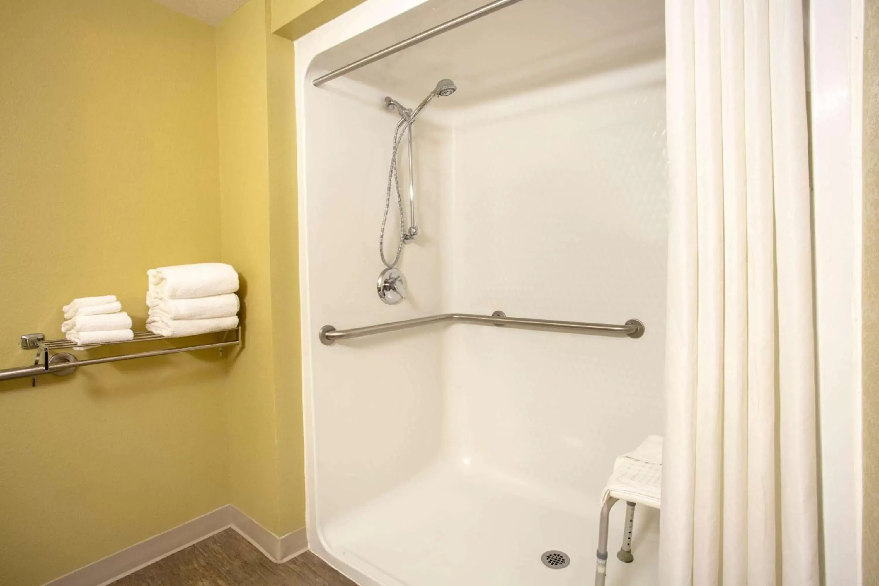 Shower, Bathroom in Travelodge by Wyndham Gardiner Yellowstone Park North Entr