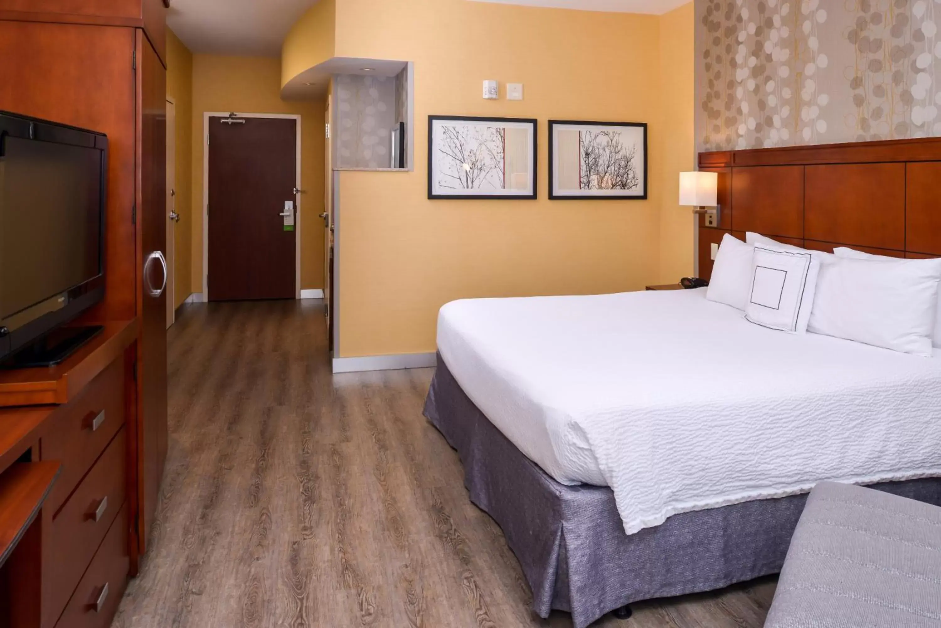 Guests, Bed in Courtyard by Marriott Victorville Hesperia