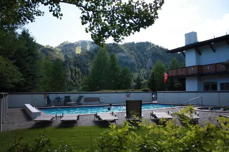 Swimming Pool in Best Western Tyrolean Lodge