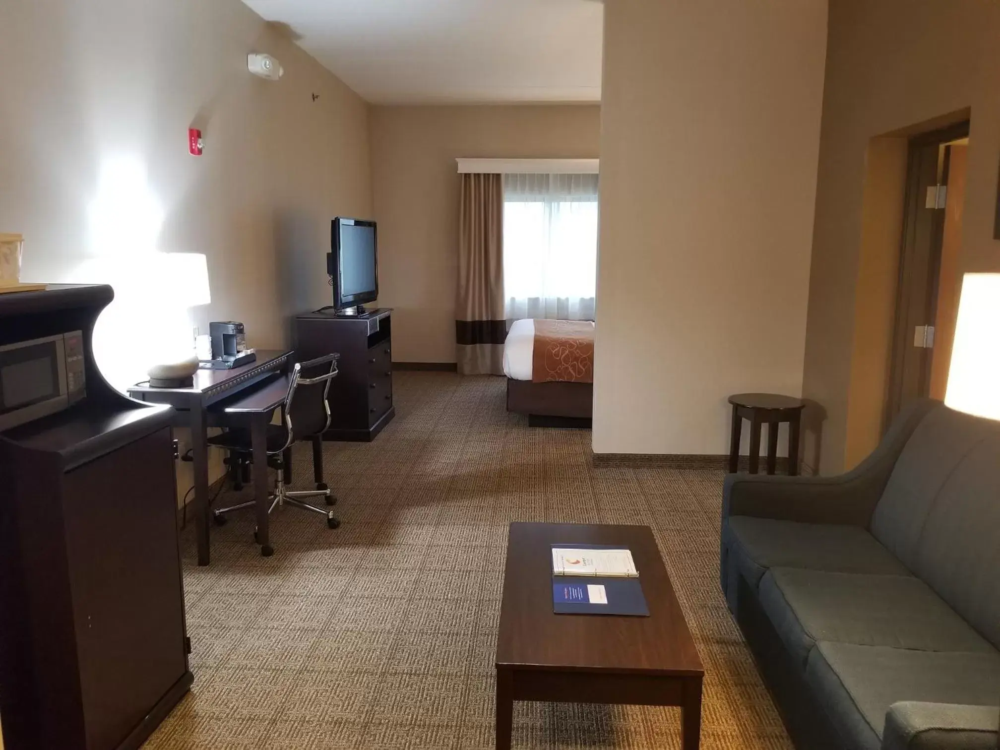 Living room, Seating Area in Comfort Suites Bloomsburg