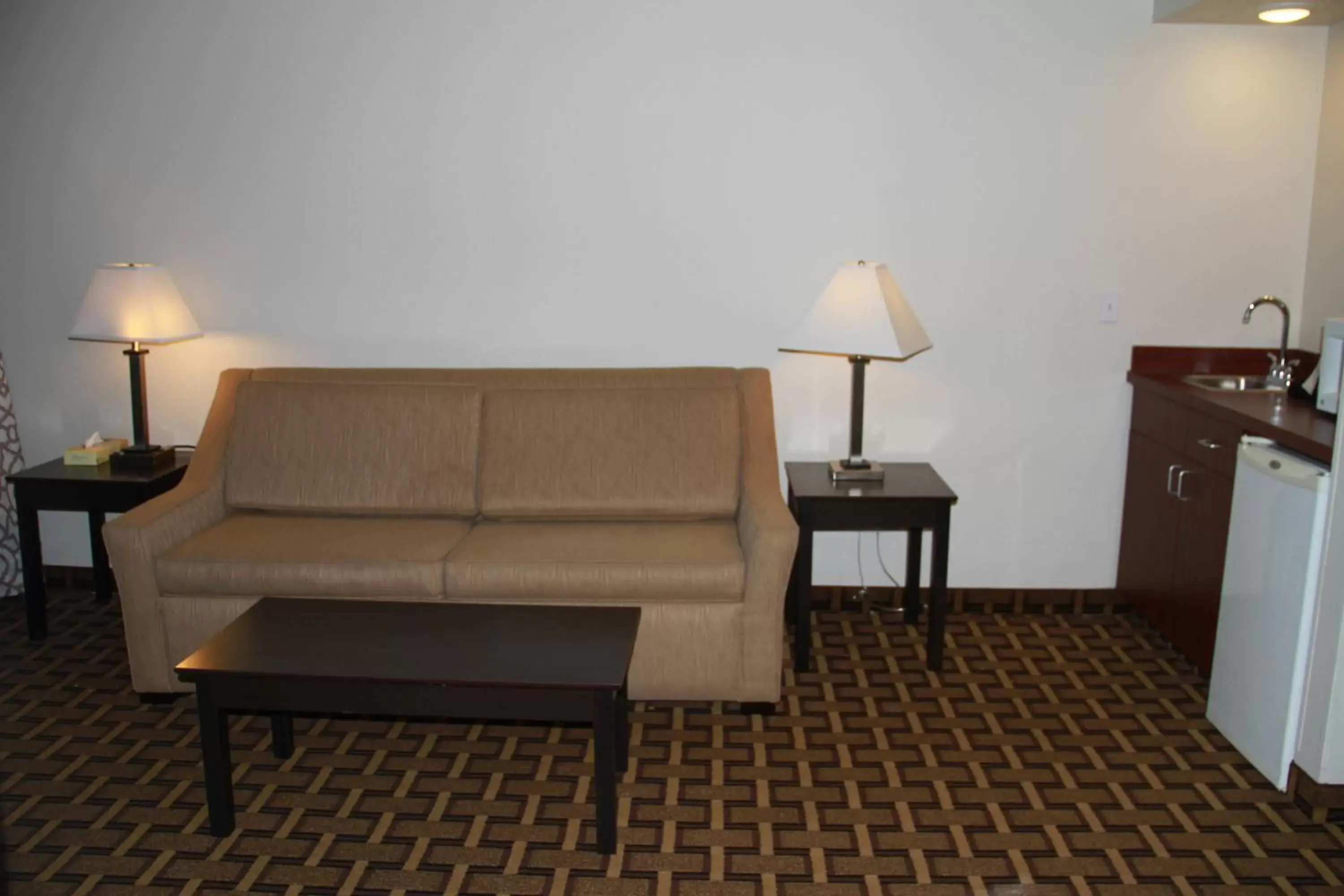 Living room, Seating Area in SureStay Plus Hotel by Best Western Coralville Iowa City