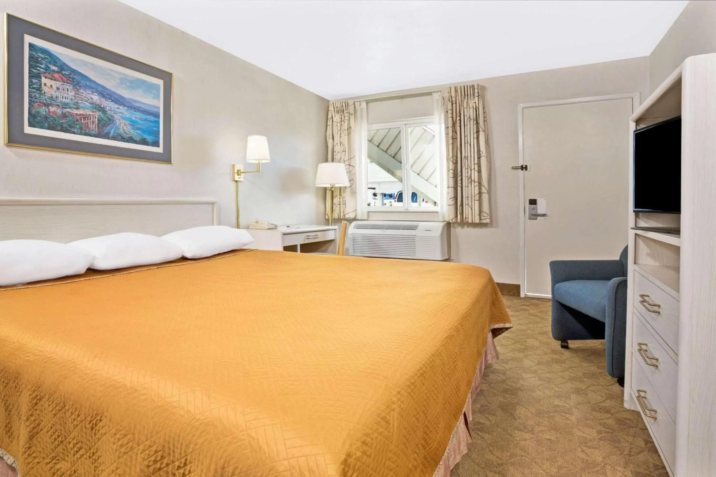Photo of the whole room, Bed in Travelodge by Wyndham Mill Valley/Sausalito