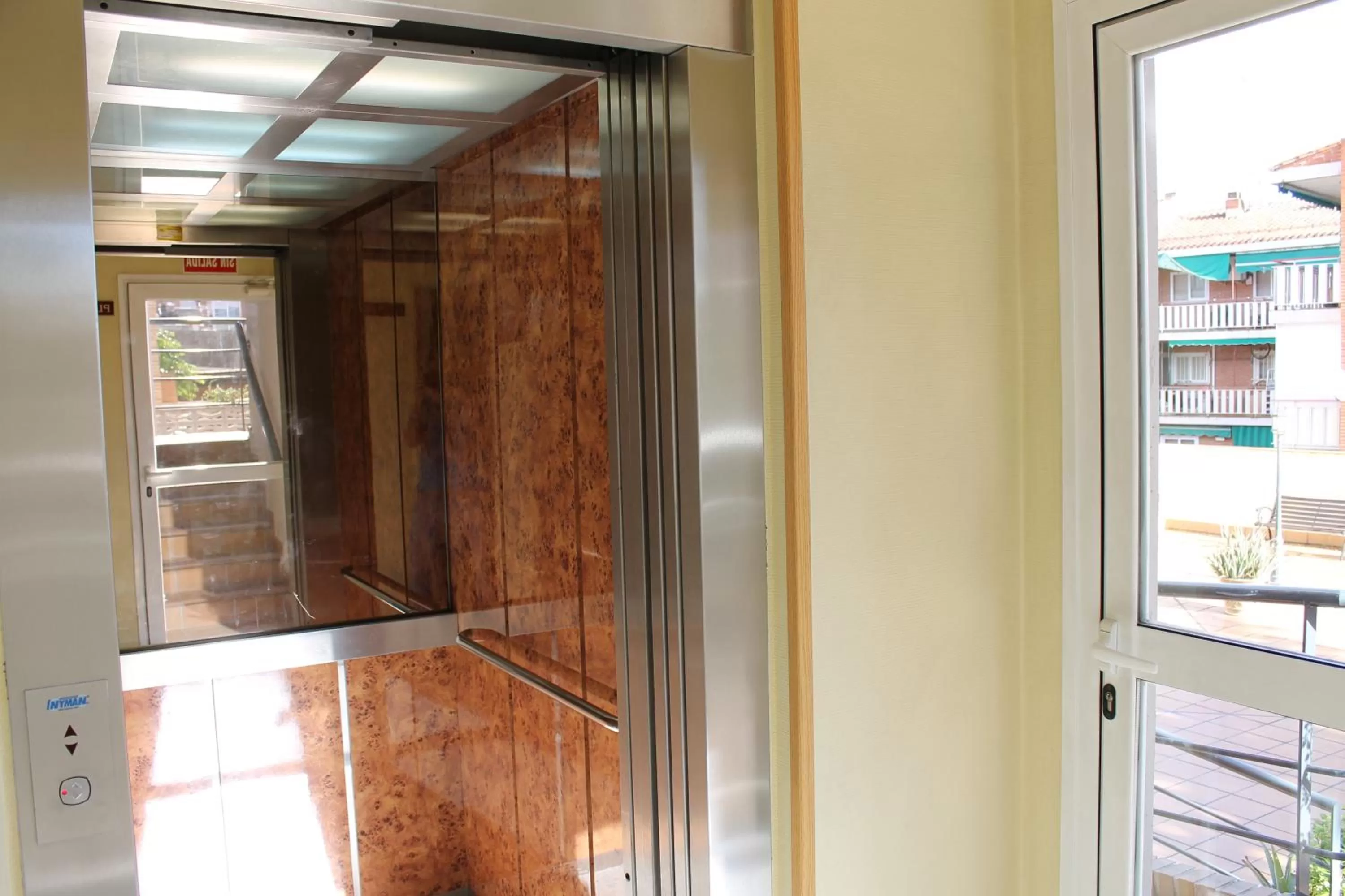 elevator in Hotel Barajas Plaza