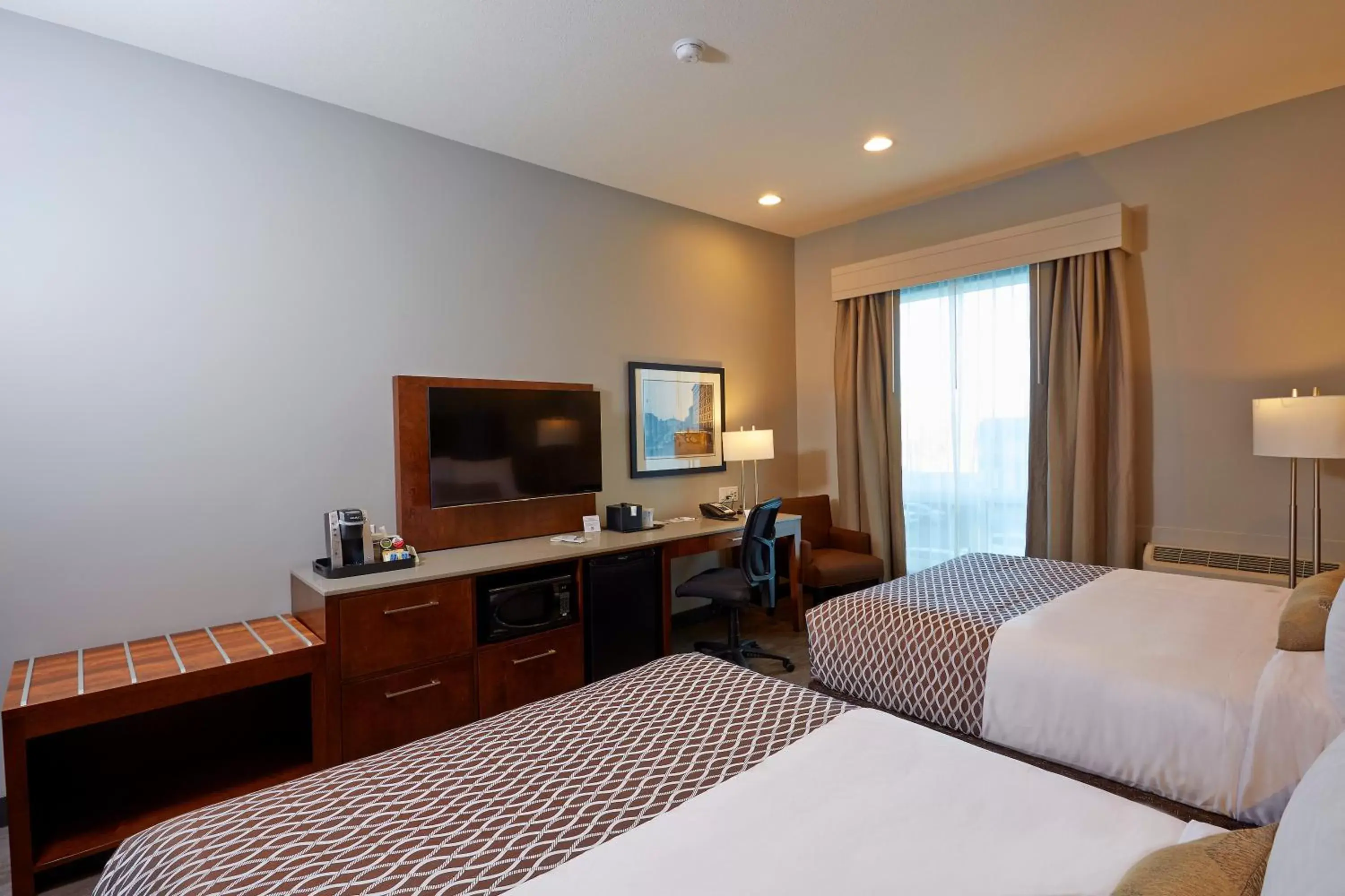 Bedroom, TV/Entertainment Center in Best Western Plus East Side