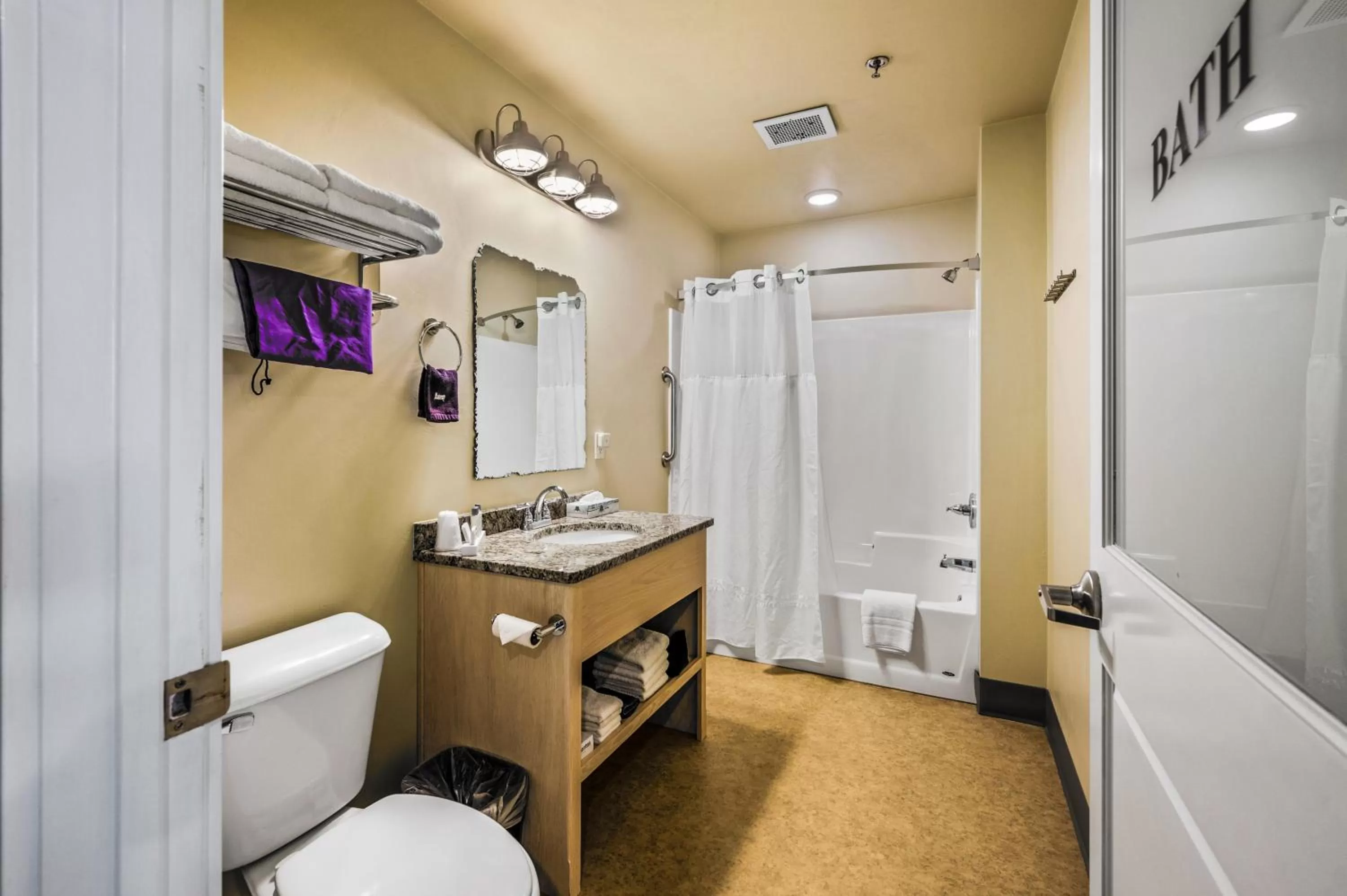 Bathroom in Julie's Park Cafe & Motel