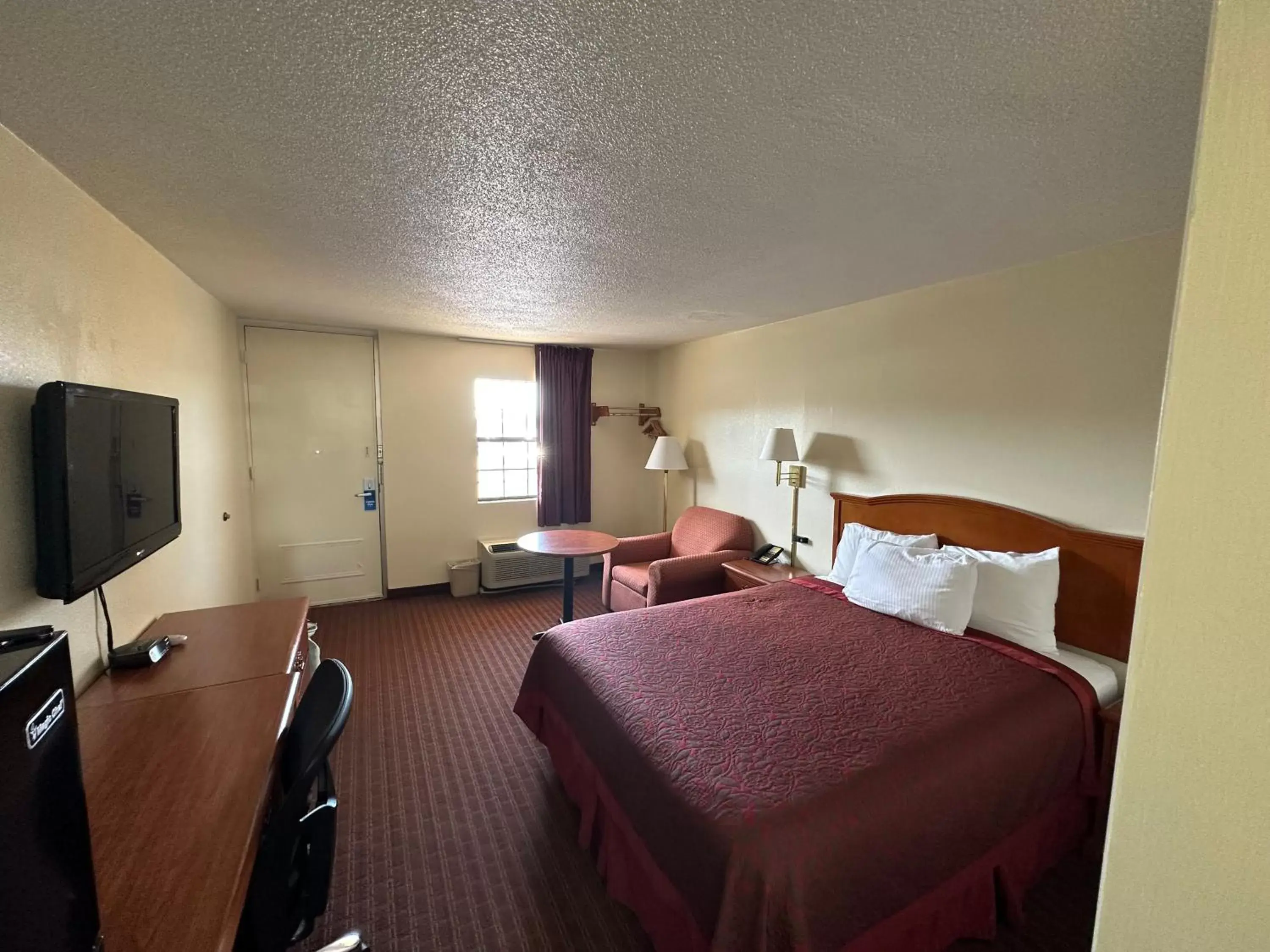 Photo of the whole room, Bed in Sunrise Extended Stay