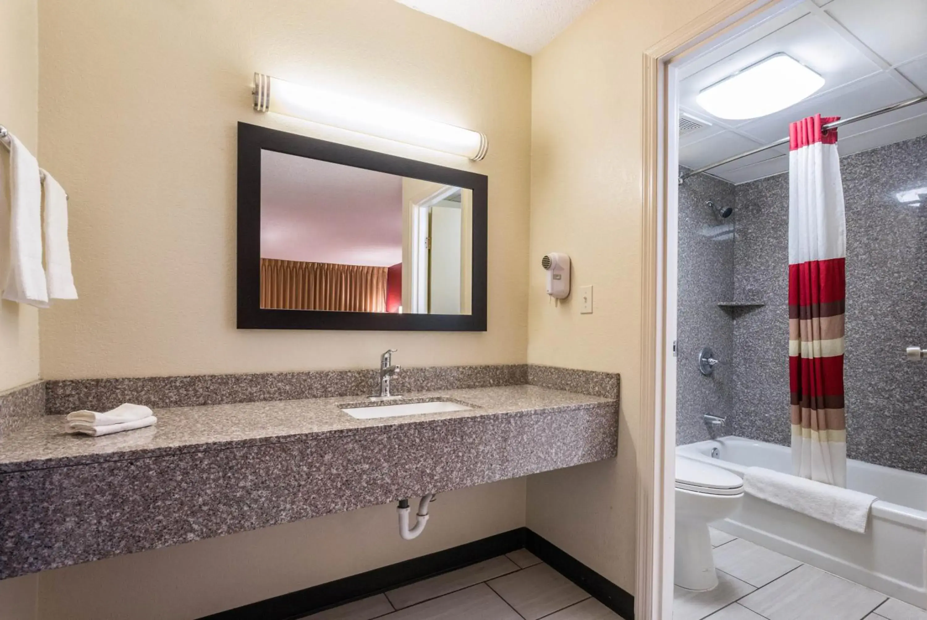 Bathroom in Red Roof Inn Cincinnati Airport–Florence/ Erlanger