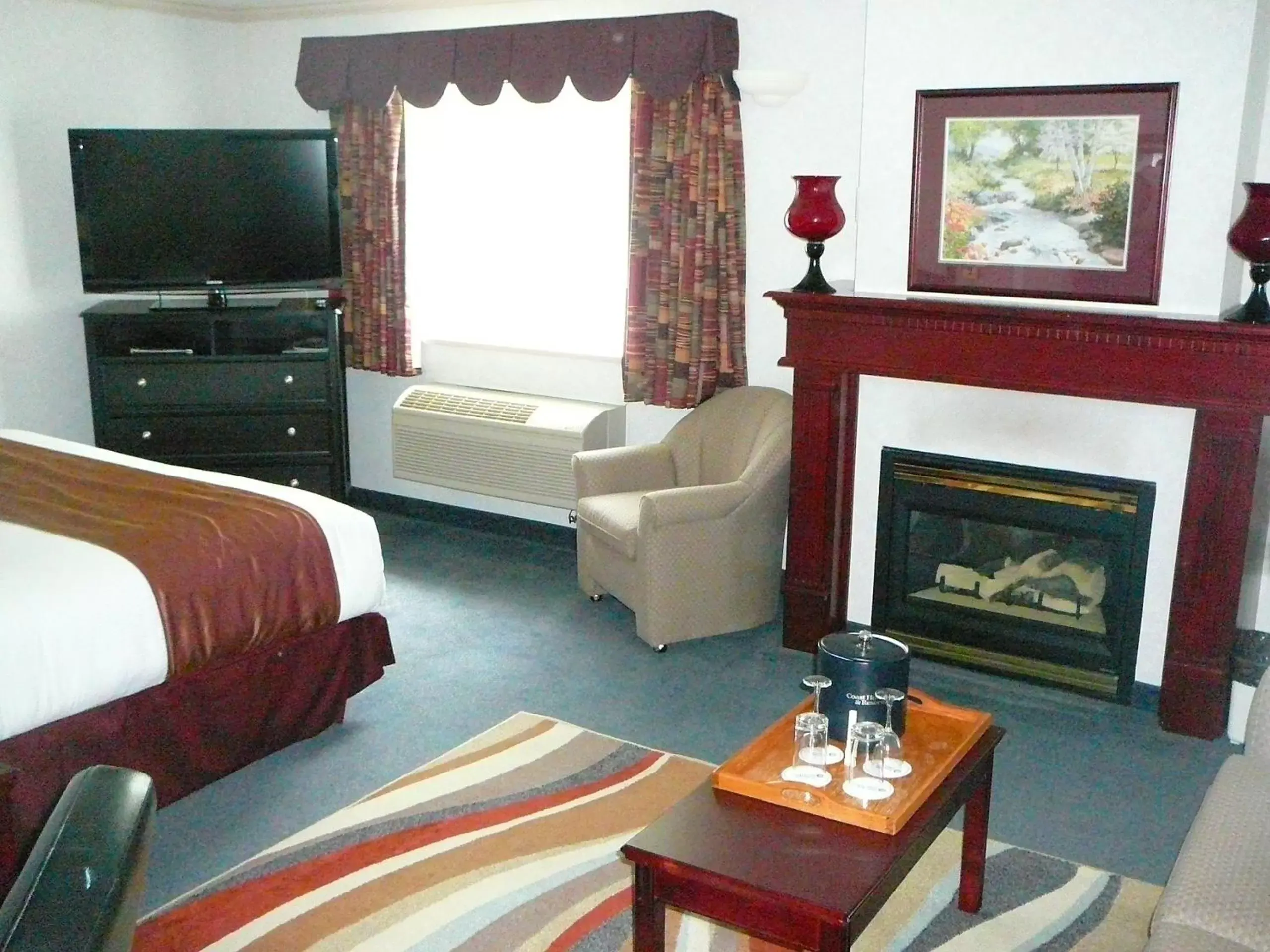 Photo of the whole room, TV/Entertainment Center in Coast Abbotsford Hotel & Suites