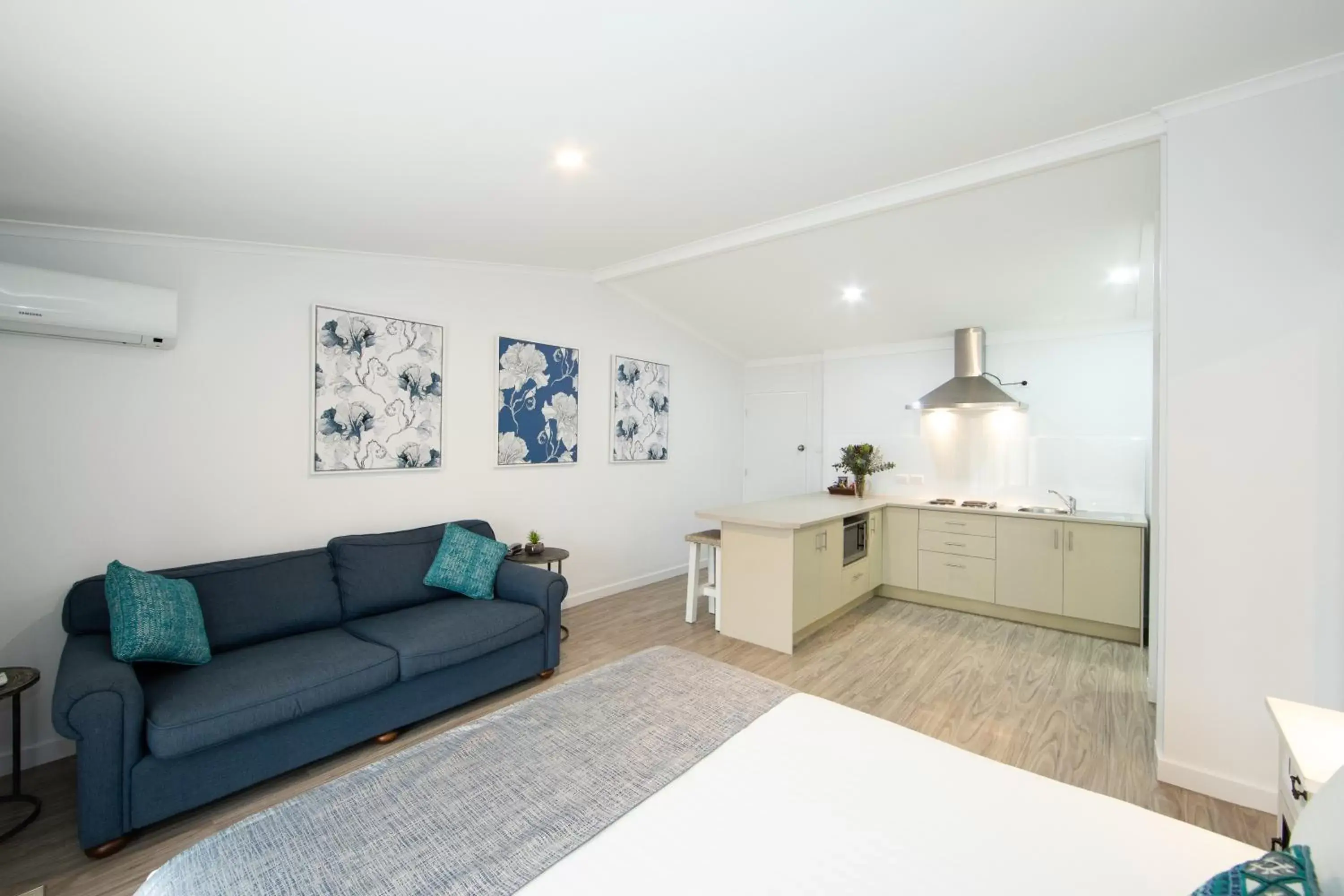 Kitchen or kitchenette, Seating Area in New England Motor Lodge