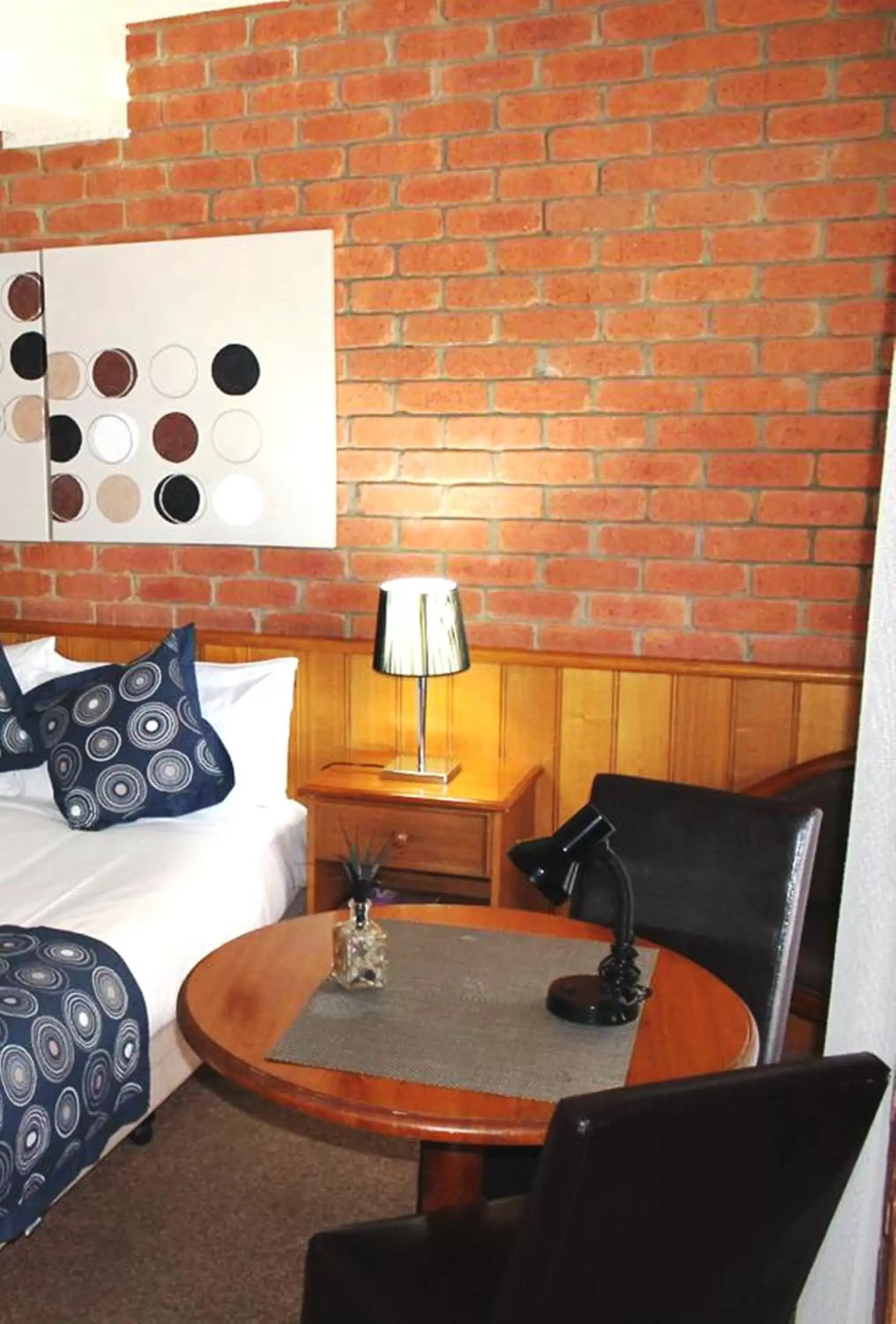 Bedroom, Seating Area in Bakery Hill Motel