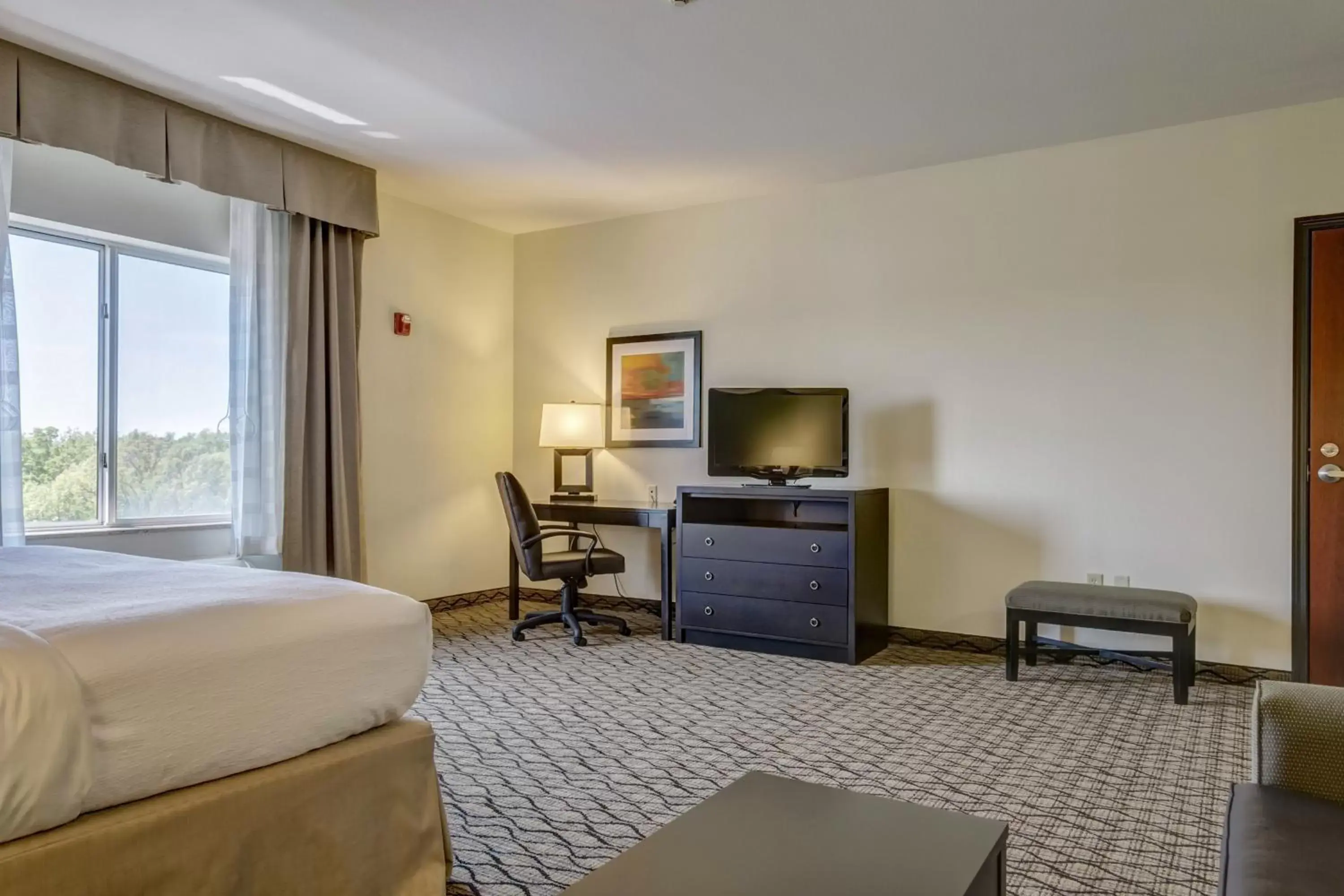 Photo of the whole room, TV/Entertainment Center in Holiday Inn Poplar Bluff, an IHG Hotel