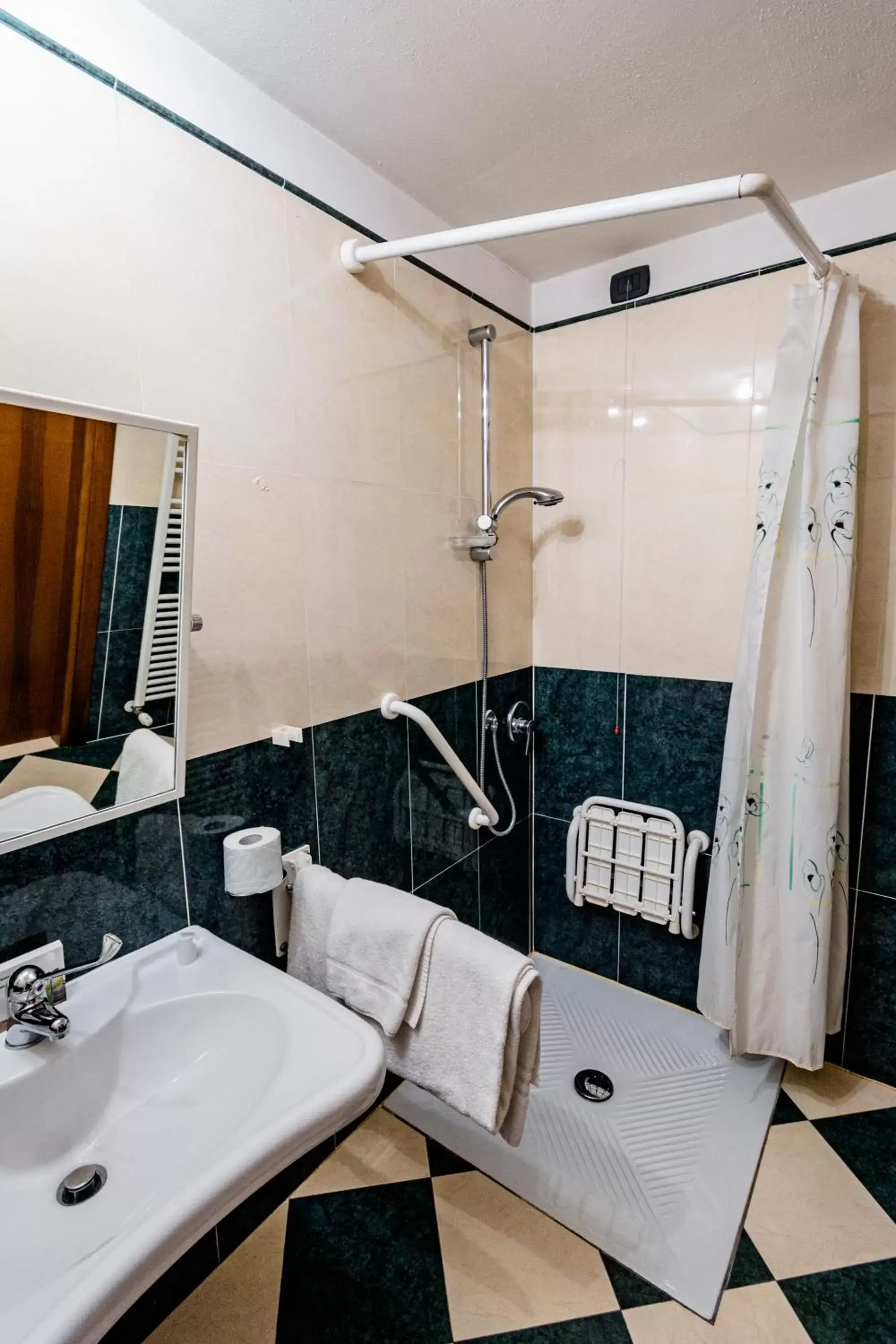 Shower, Bathroom in Hotel Lucrezia Borgia