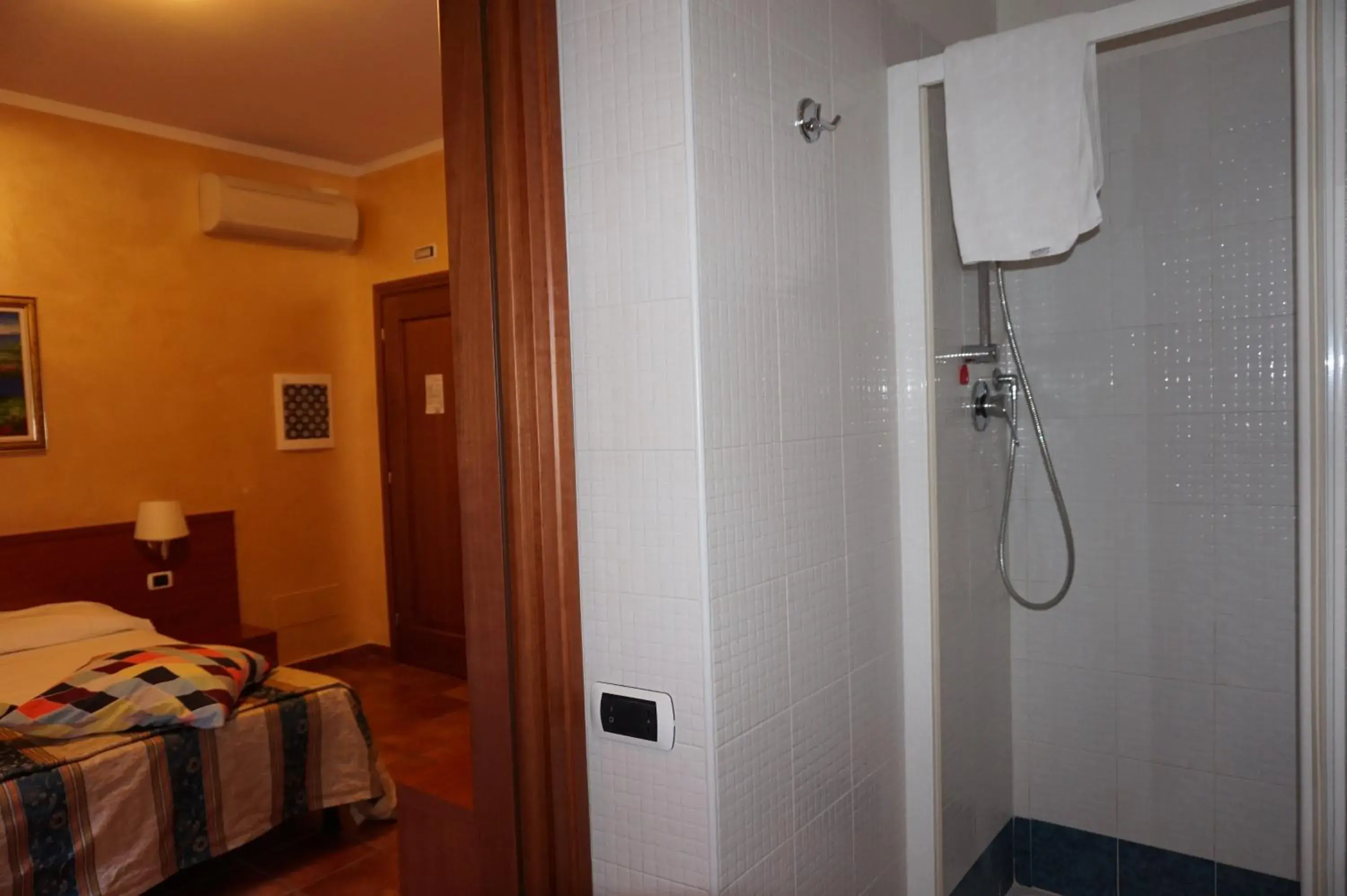 Bed, Bathroom in Hotel Maryelen