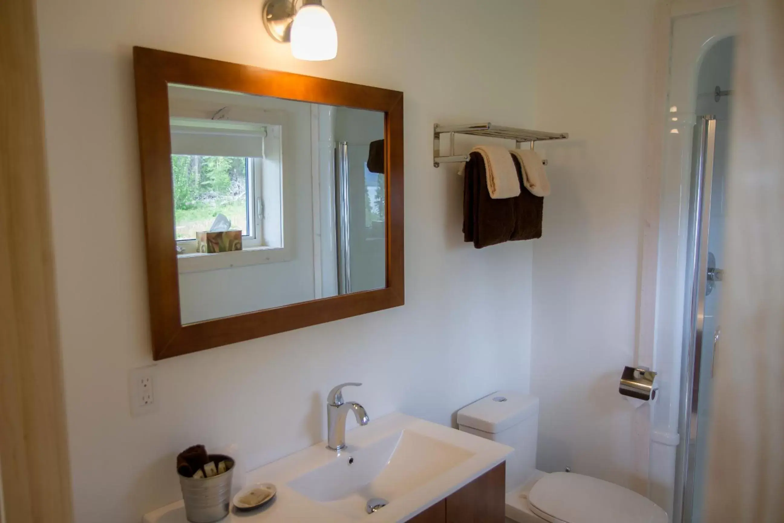 Shower, Bathroom in Southern Lakes Resort