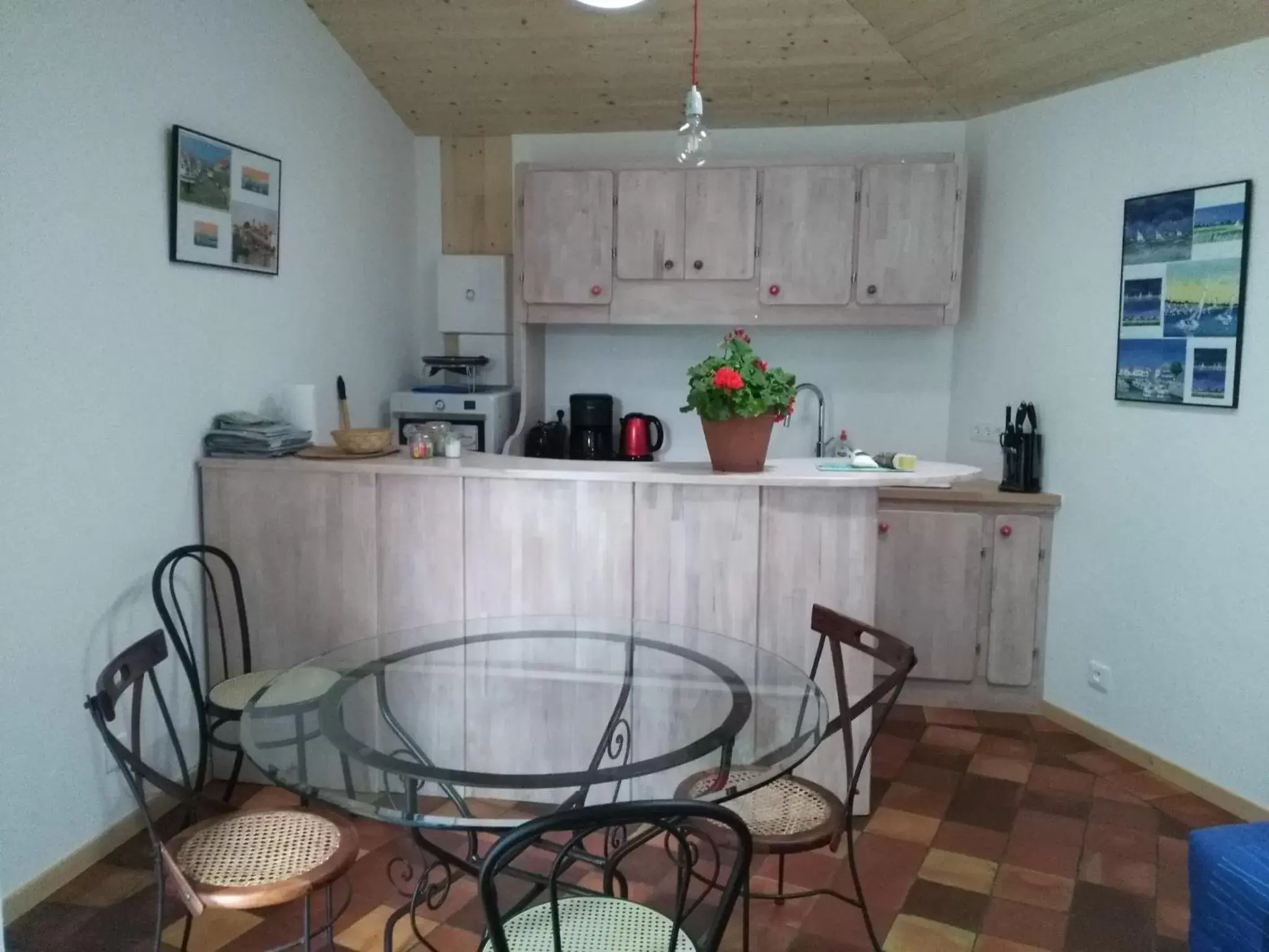 Living room, Kitchen/Kitchenette in Les Chênes Bleus