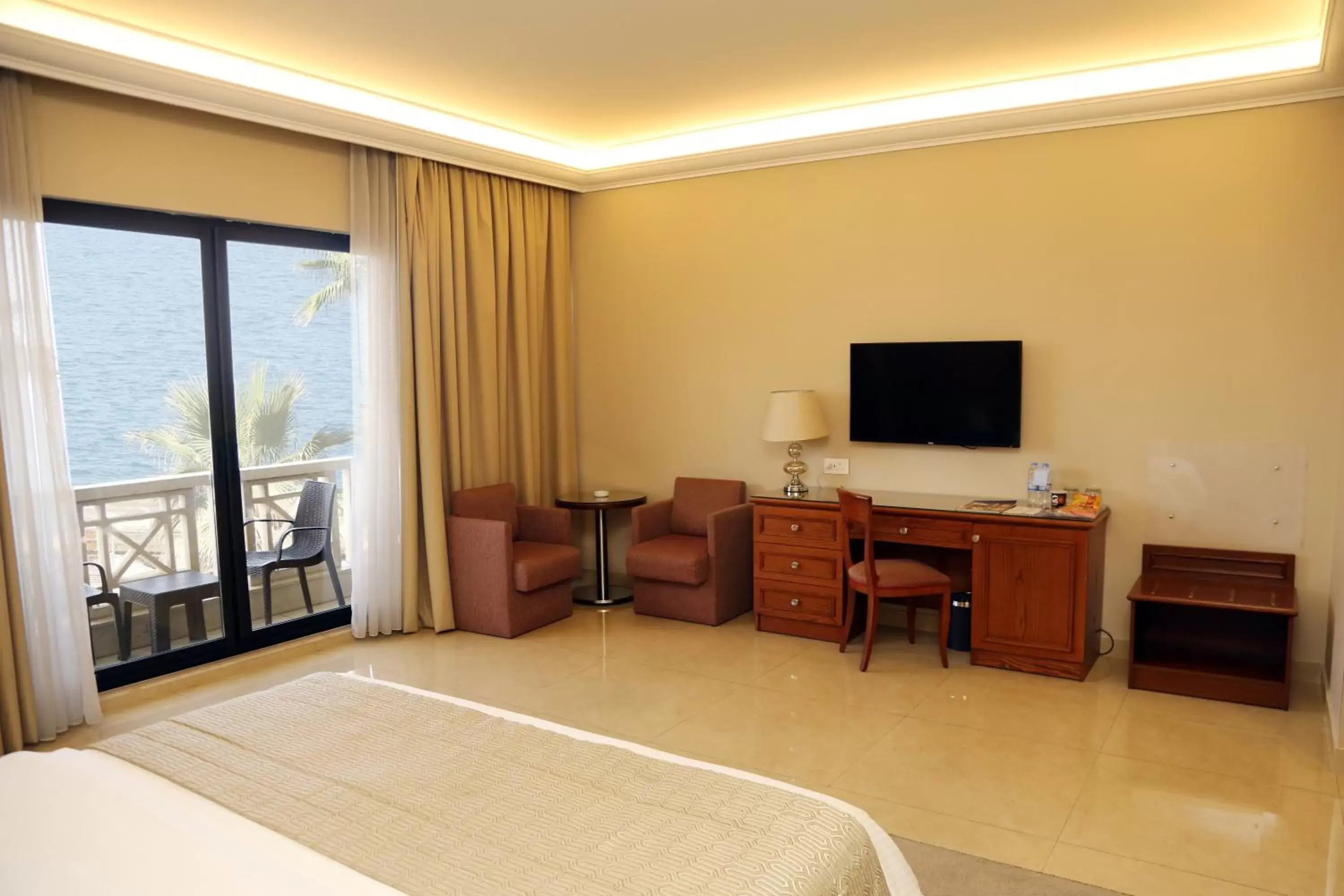 Bed, TV/Entertainment Center in Bayview Hotel Beirut