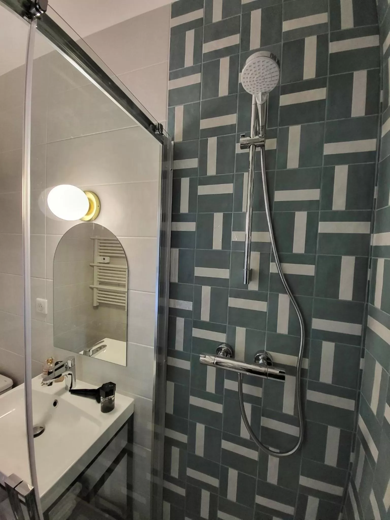 Shower, Bathroom in Mage hôtels - Hôtel la grenette - Brasserie Bonté Divine