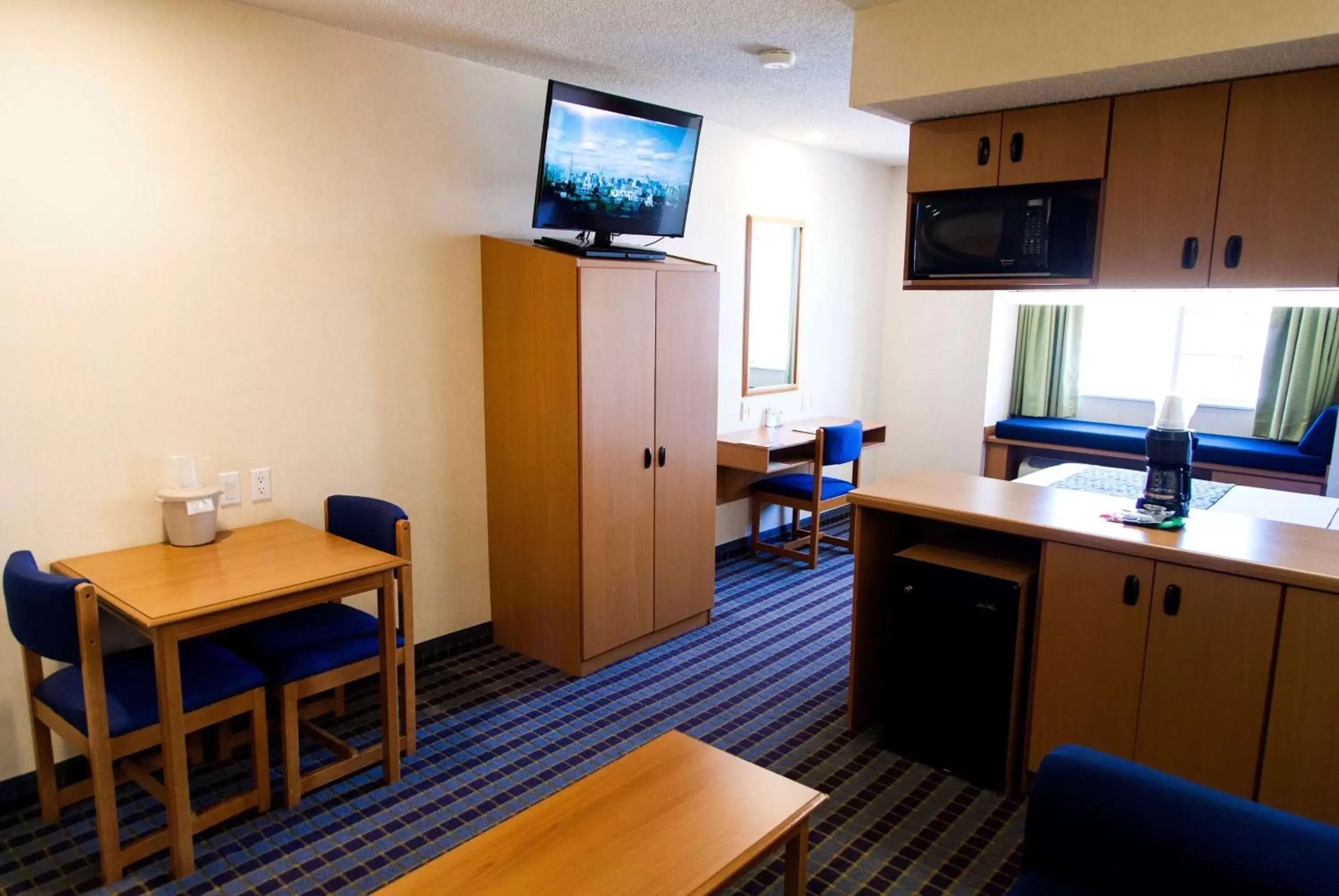 Photo of the whole room, Kitchen/Kitchenette in Microtel Inn & Suites by Wyndham Chihuahua