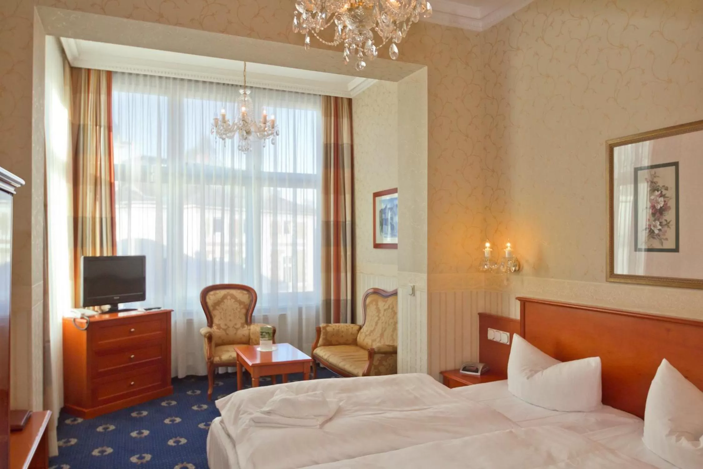 Photo of the whole room, Bed in SEETELHOTEL Villa Esplanade mit Aurora die zwei Villen als Rückzugsorte mit Stil, Genuss und Geschichte