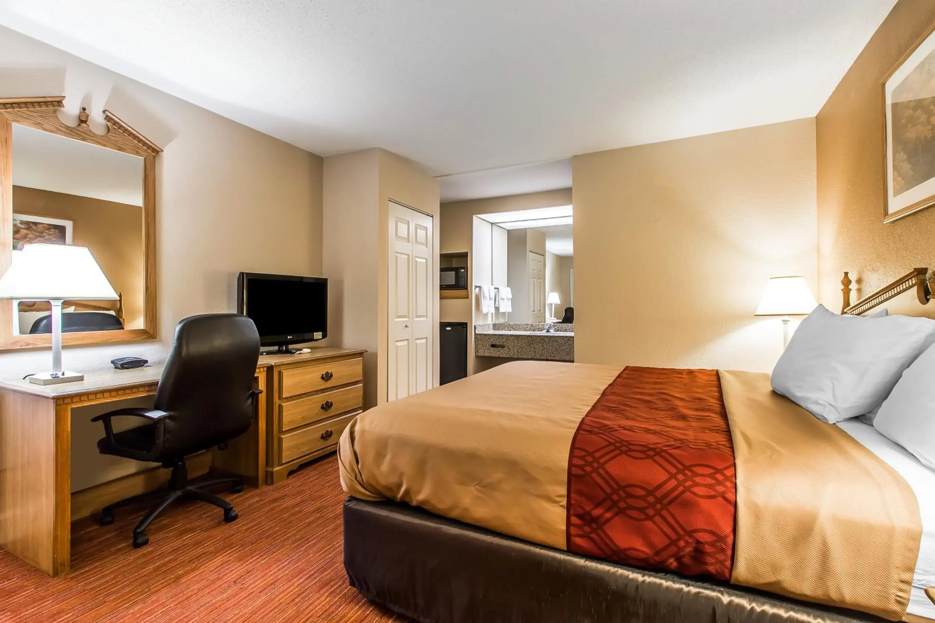 King Room - Non-Smoking in Econo Lodge Inn & Suites