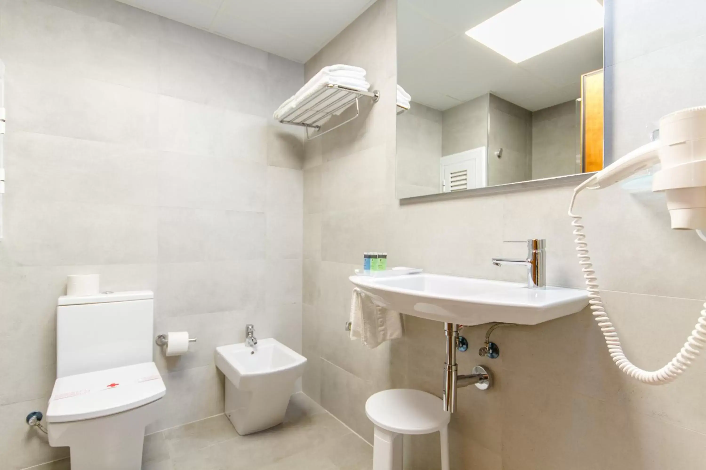 Bathroom in Hotel Castilla Alicante