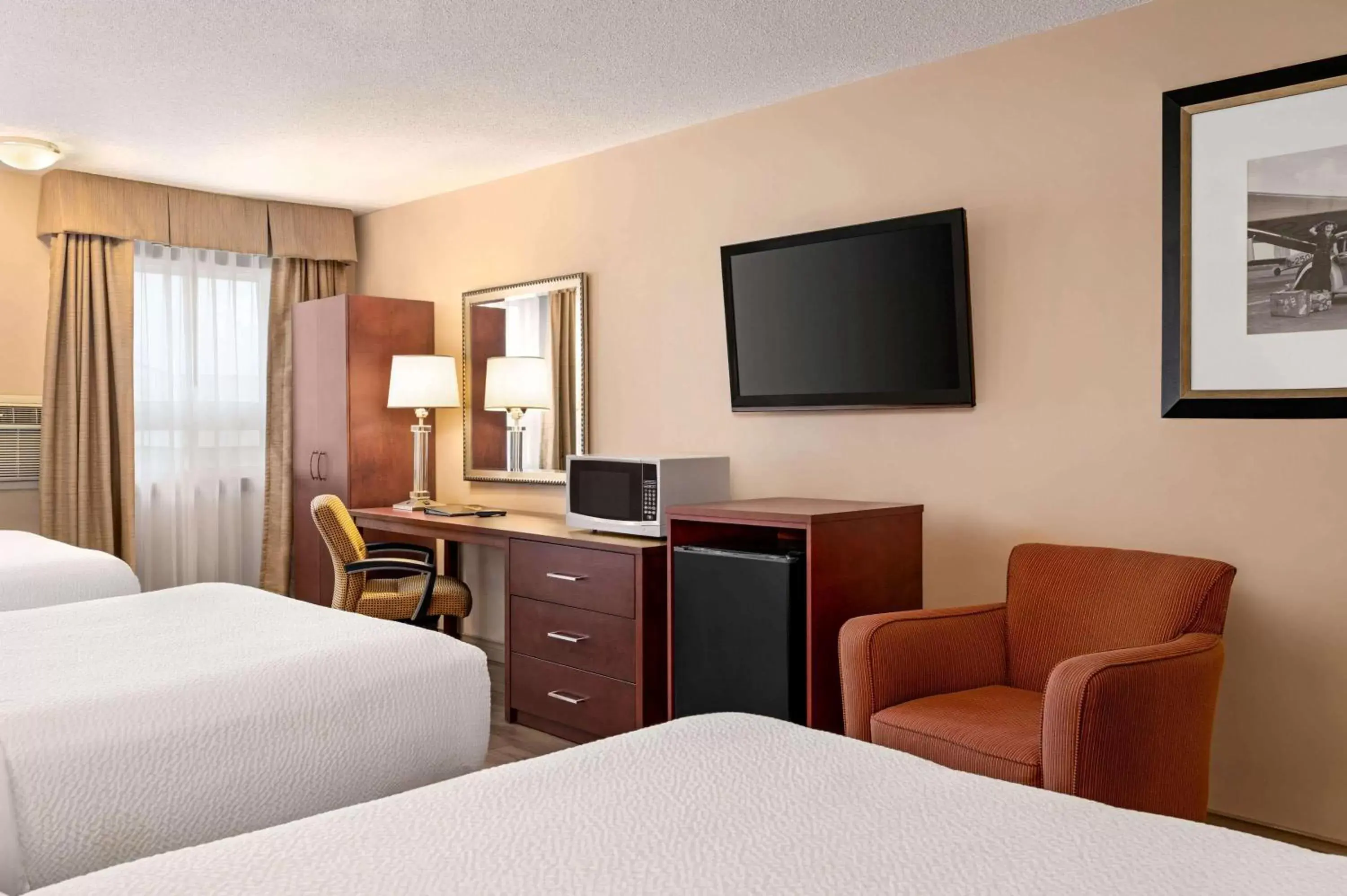 Photo of the whole room, Bed in Days Inn by Wyndham Fredericton