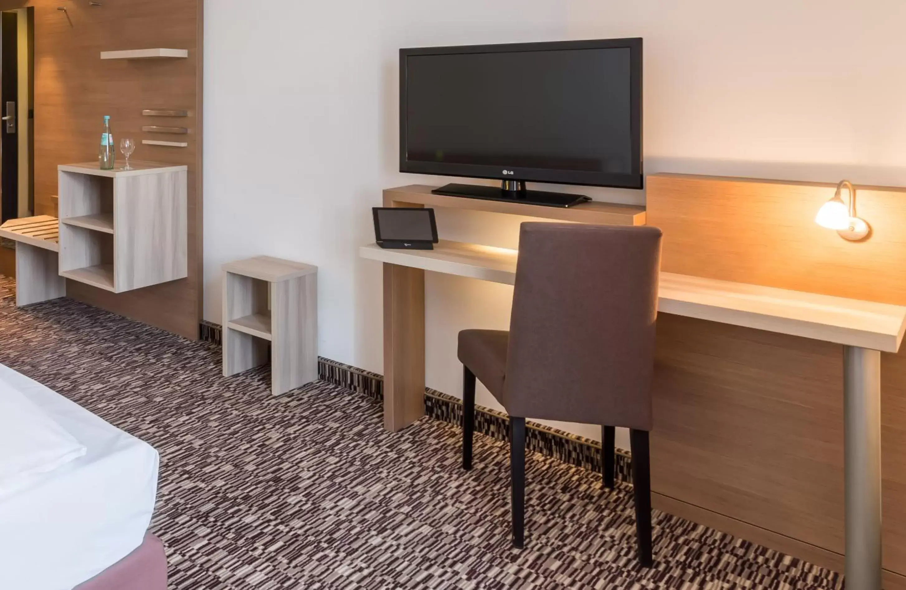 TV and multimedia, TV/Entertainment Center in Park Inn by Radisson Göttingen