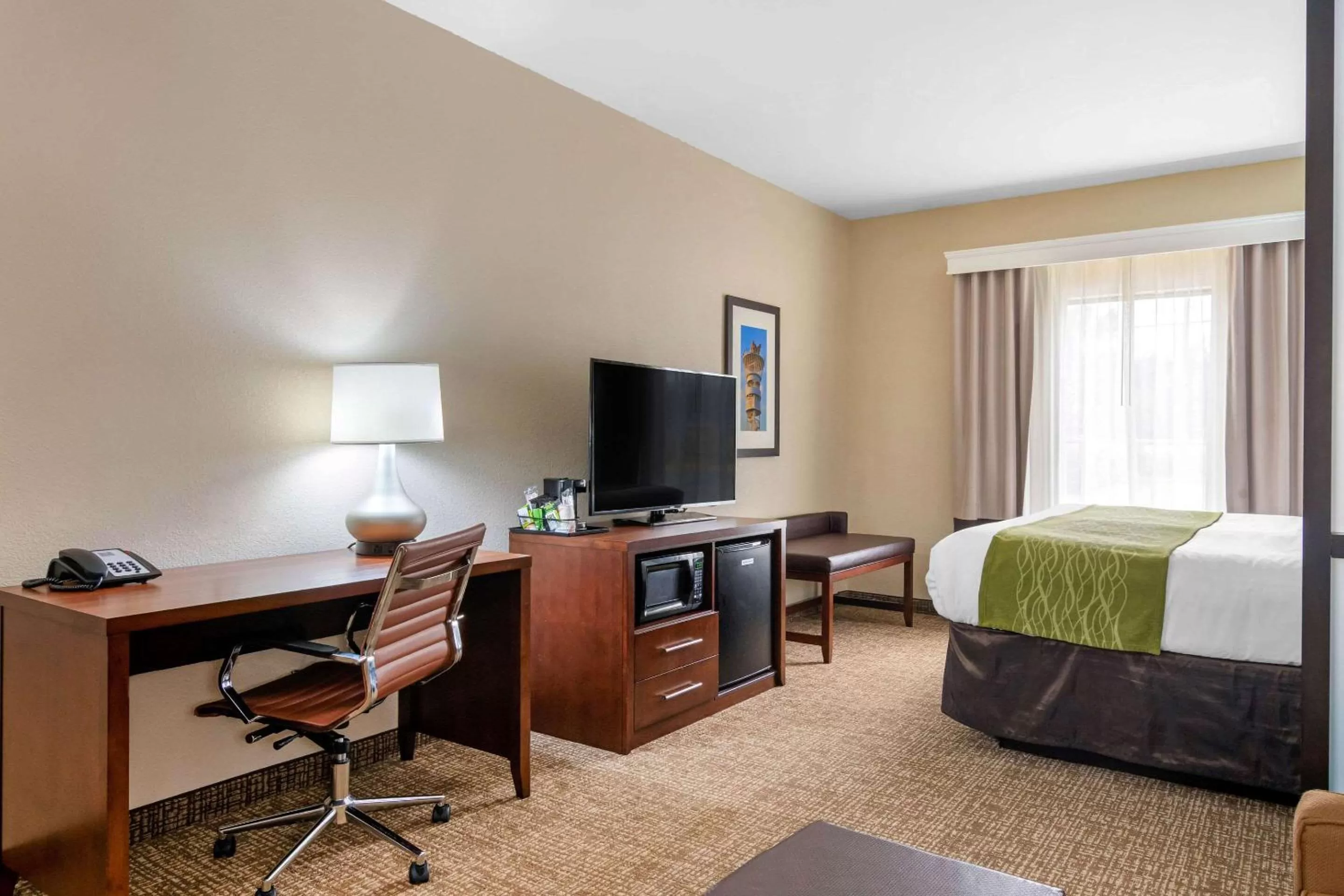 Photo of the whole room, Bed in Comfort Inn & Suites Griffin North