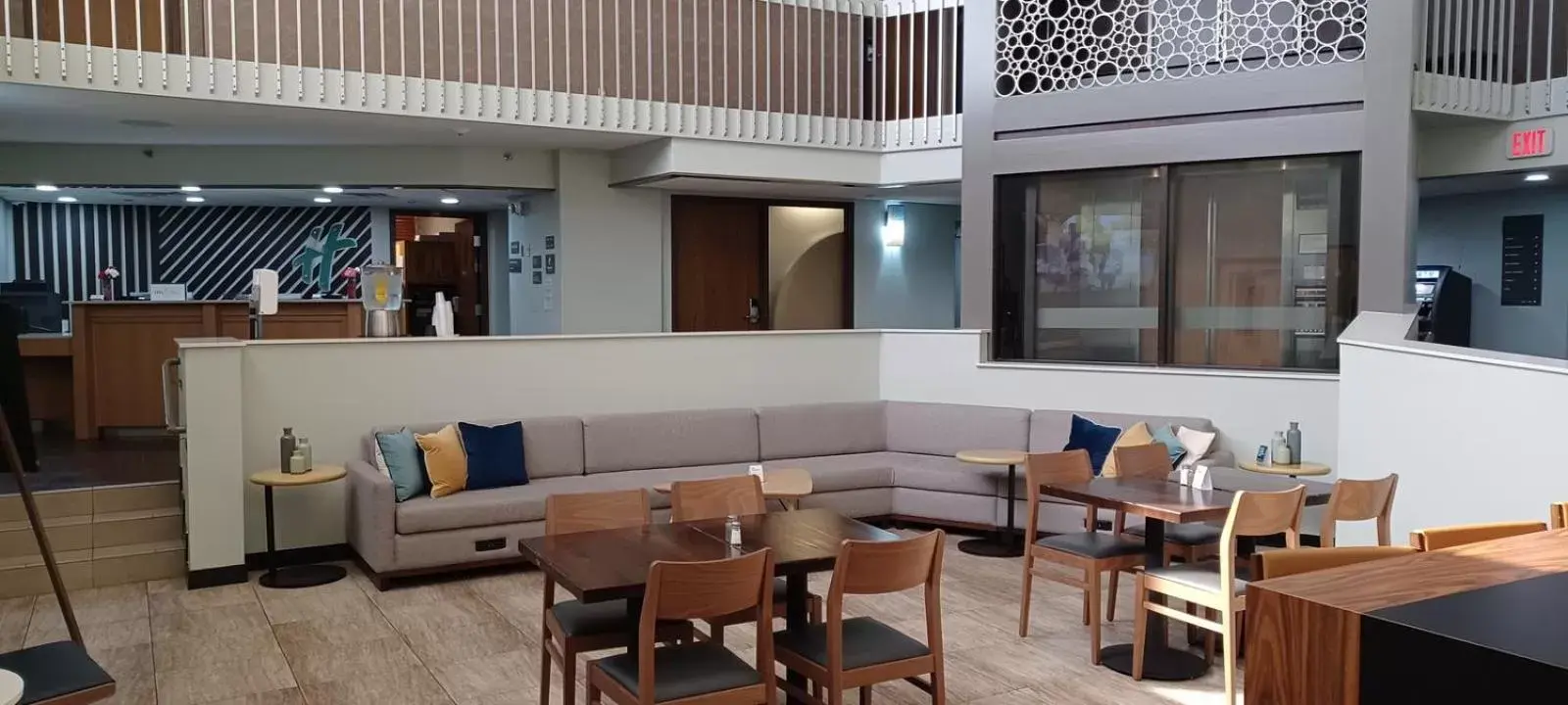 Lobby or reception, Lounge/Bar in Holiday Inn - McAllen - Medical Center Area, an IHG Hotel