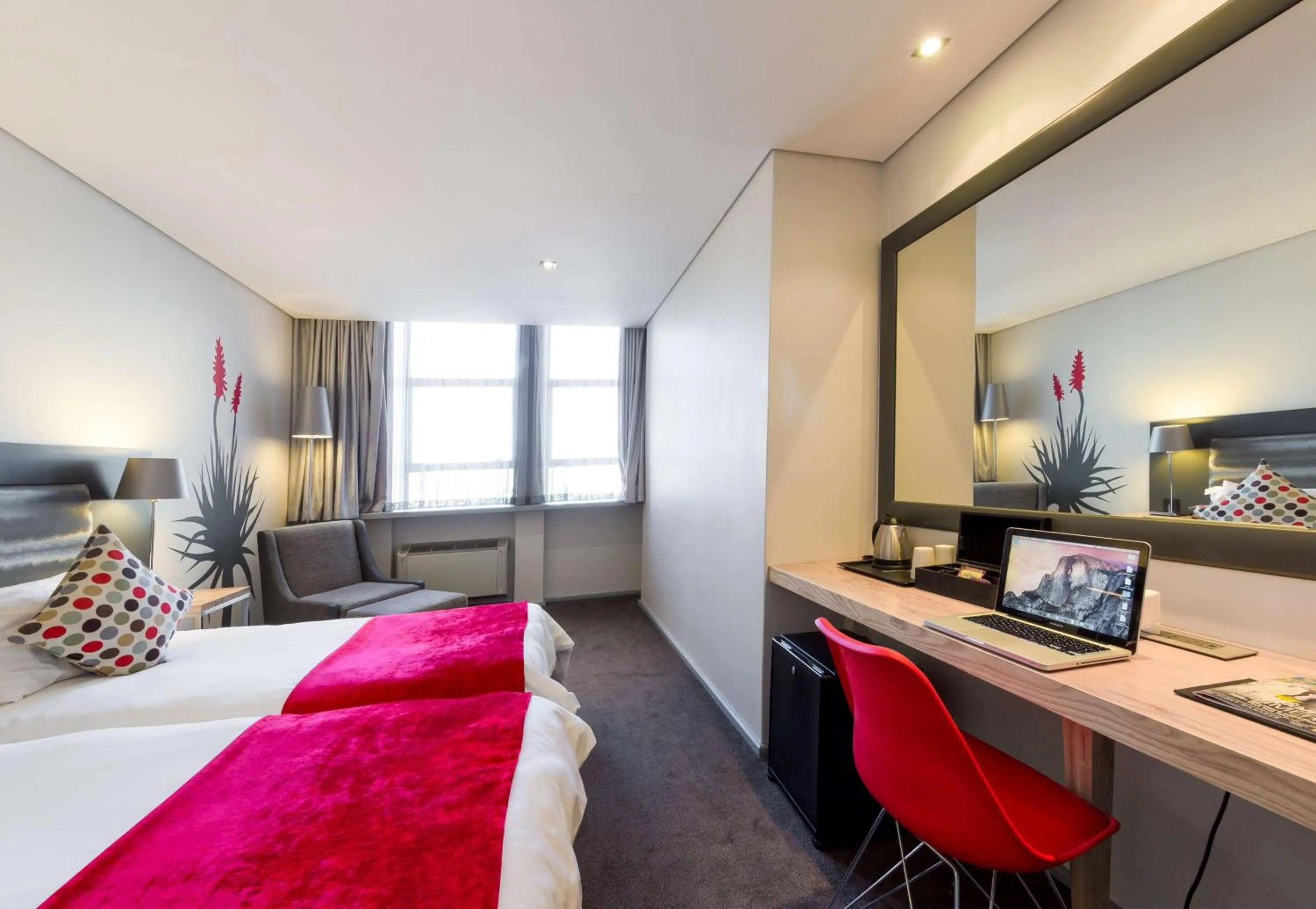 Photo of the whole room, Bed in Fountains Hotel