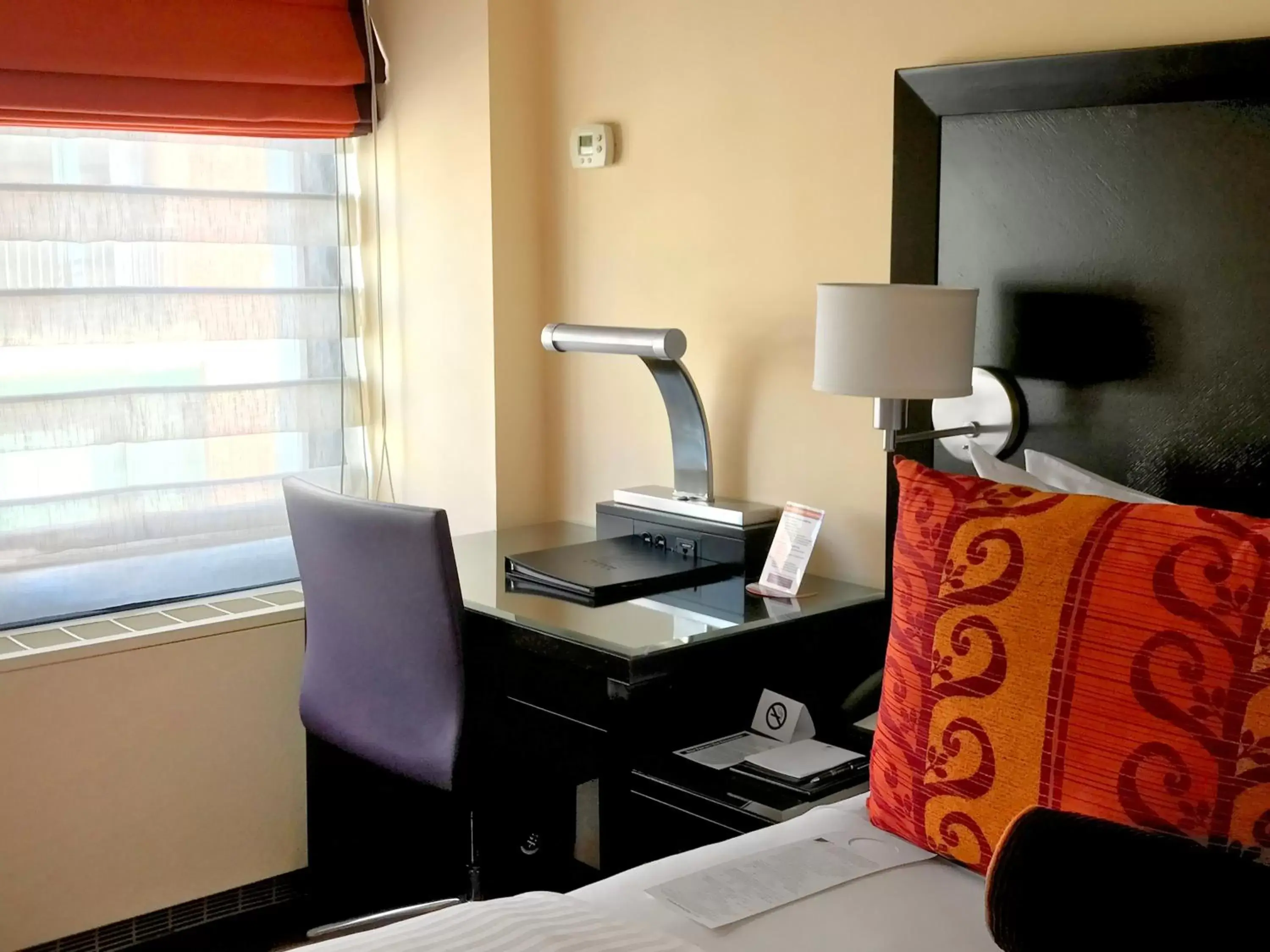 Bedroom, Seating Area in Washington Plaza Hotel