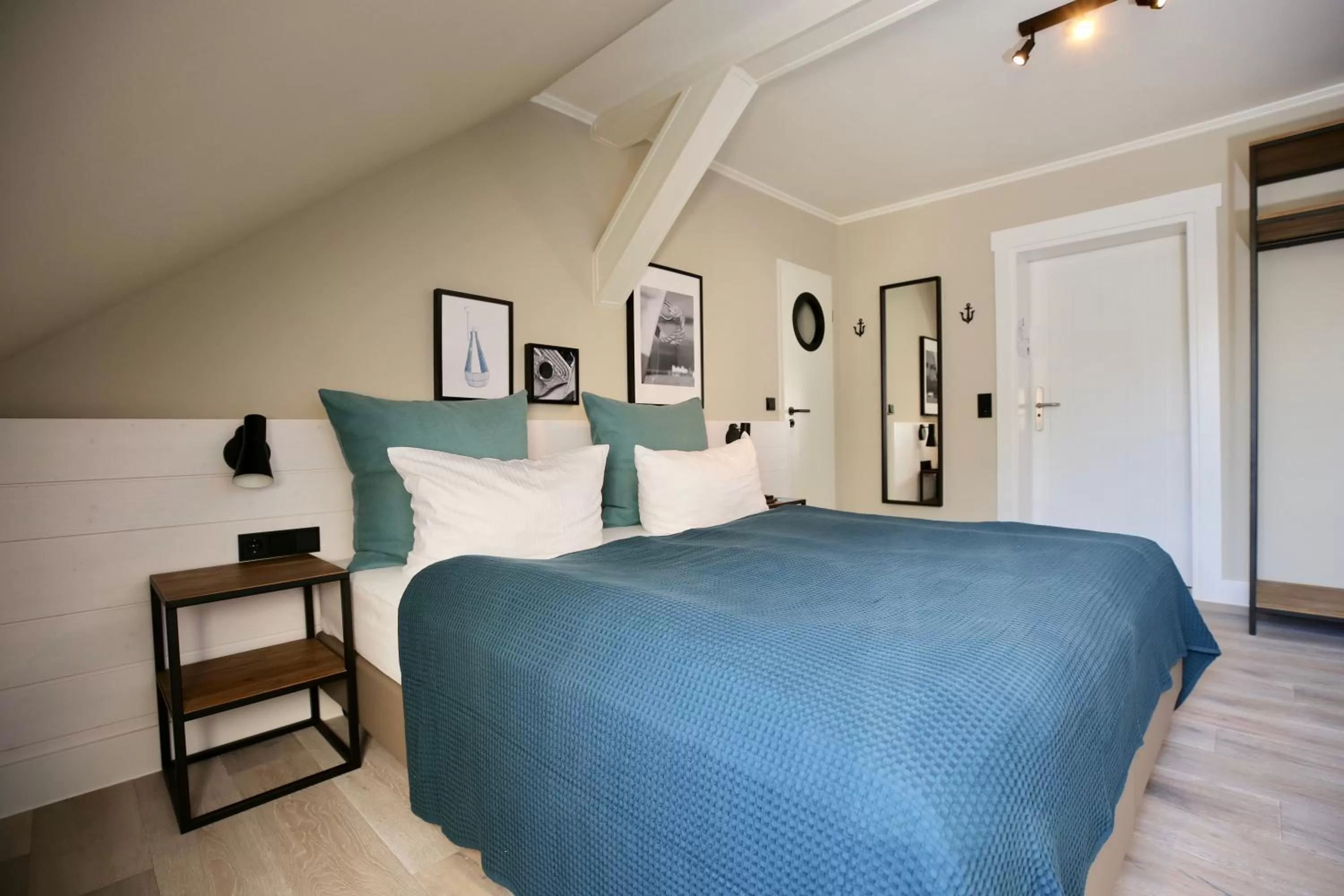 Photo of the whole room, Bed in Hotel Boje06