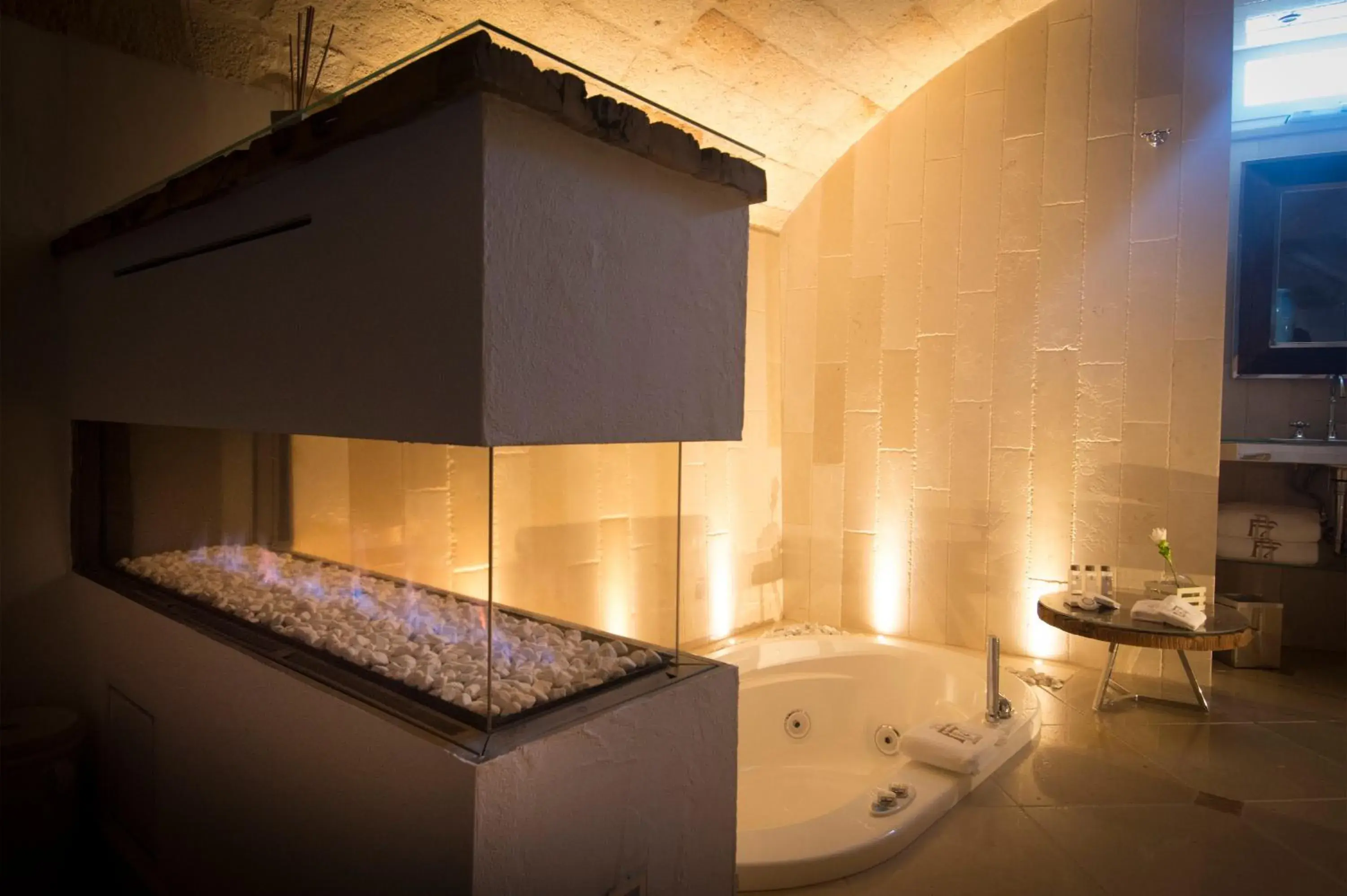 Hot Tub, Bathroom in Hotel Don Ferrante