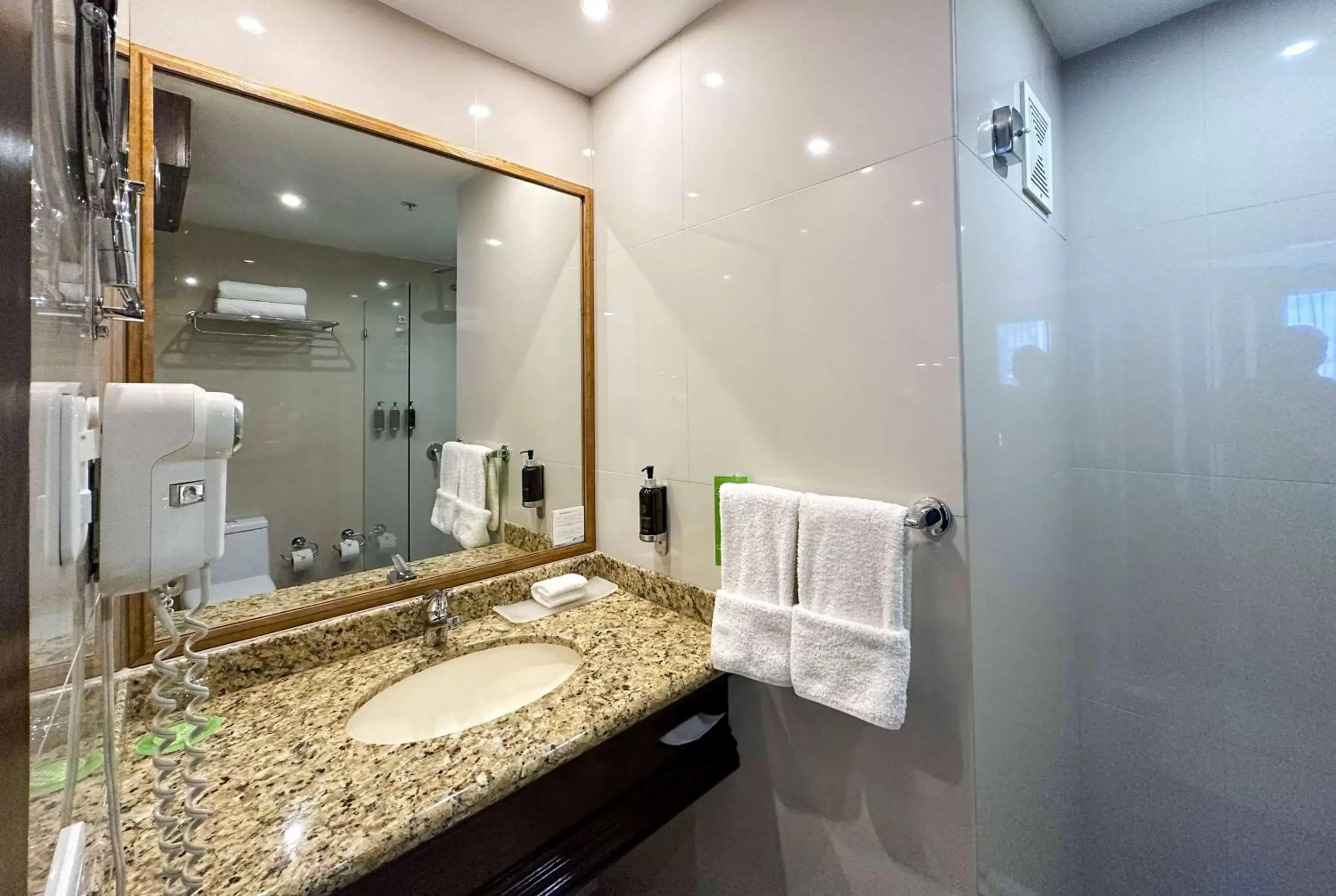 TV and multimedia, Bathroom in La Quinta by Wyndham Quito