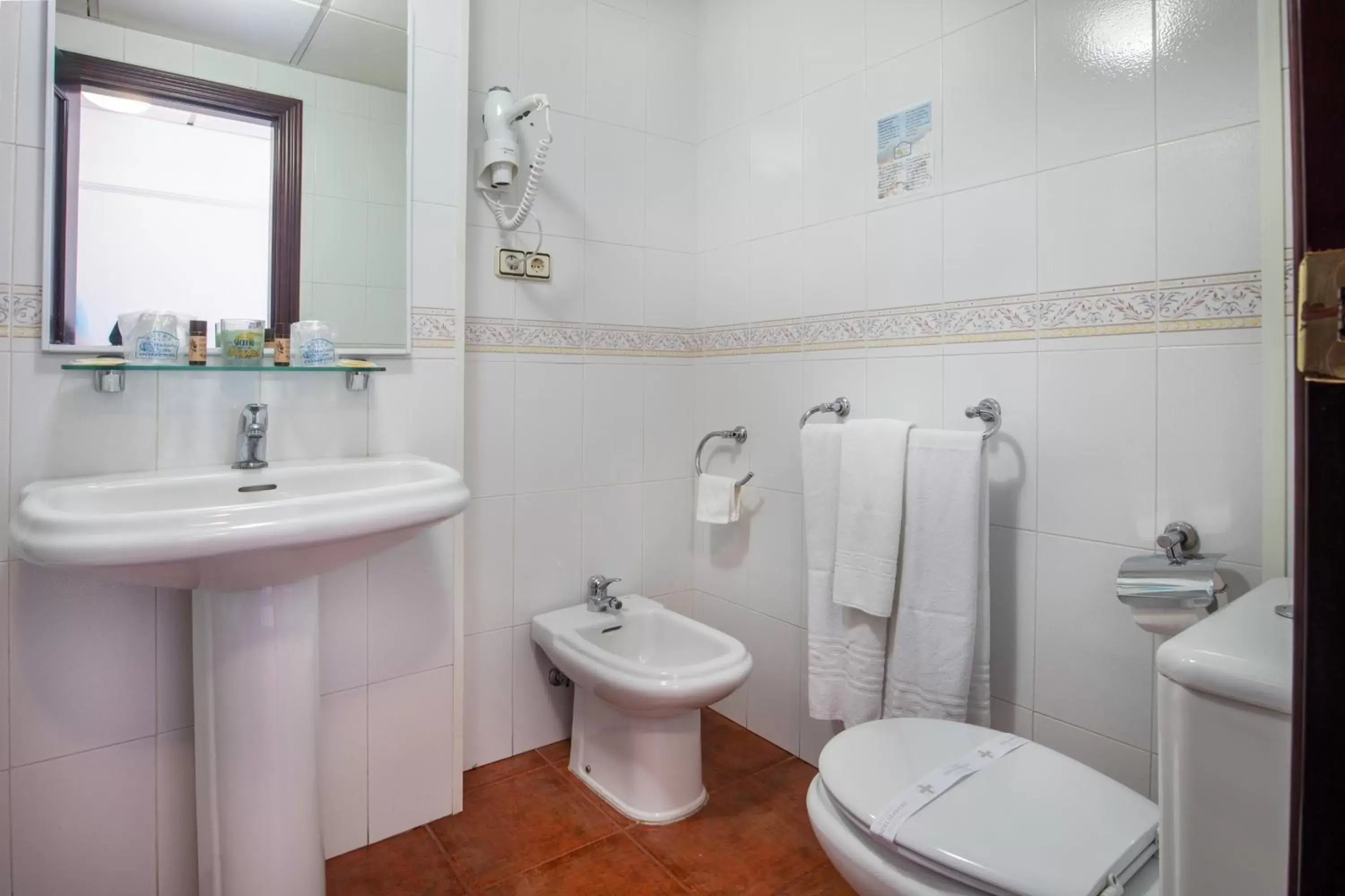 Toilet, Bathroom in Hotel y Bungalows Balcón de Competa