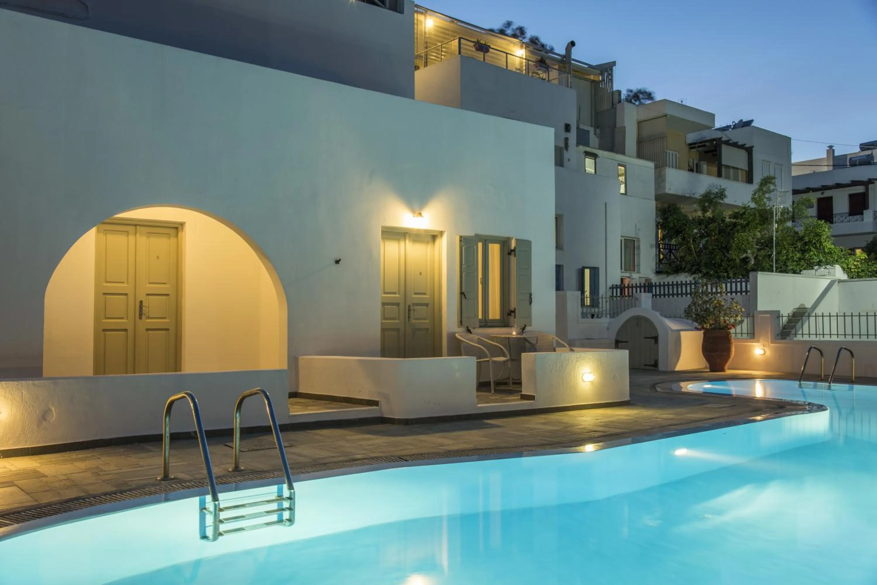 Property building in Nissos Thira