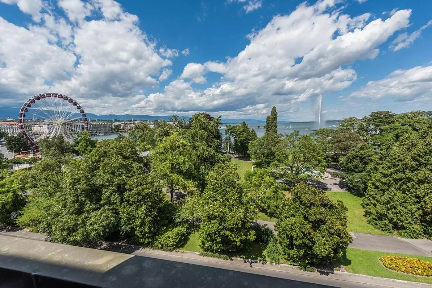 Garden view in Hôtel Métropole Genève