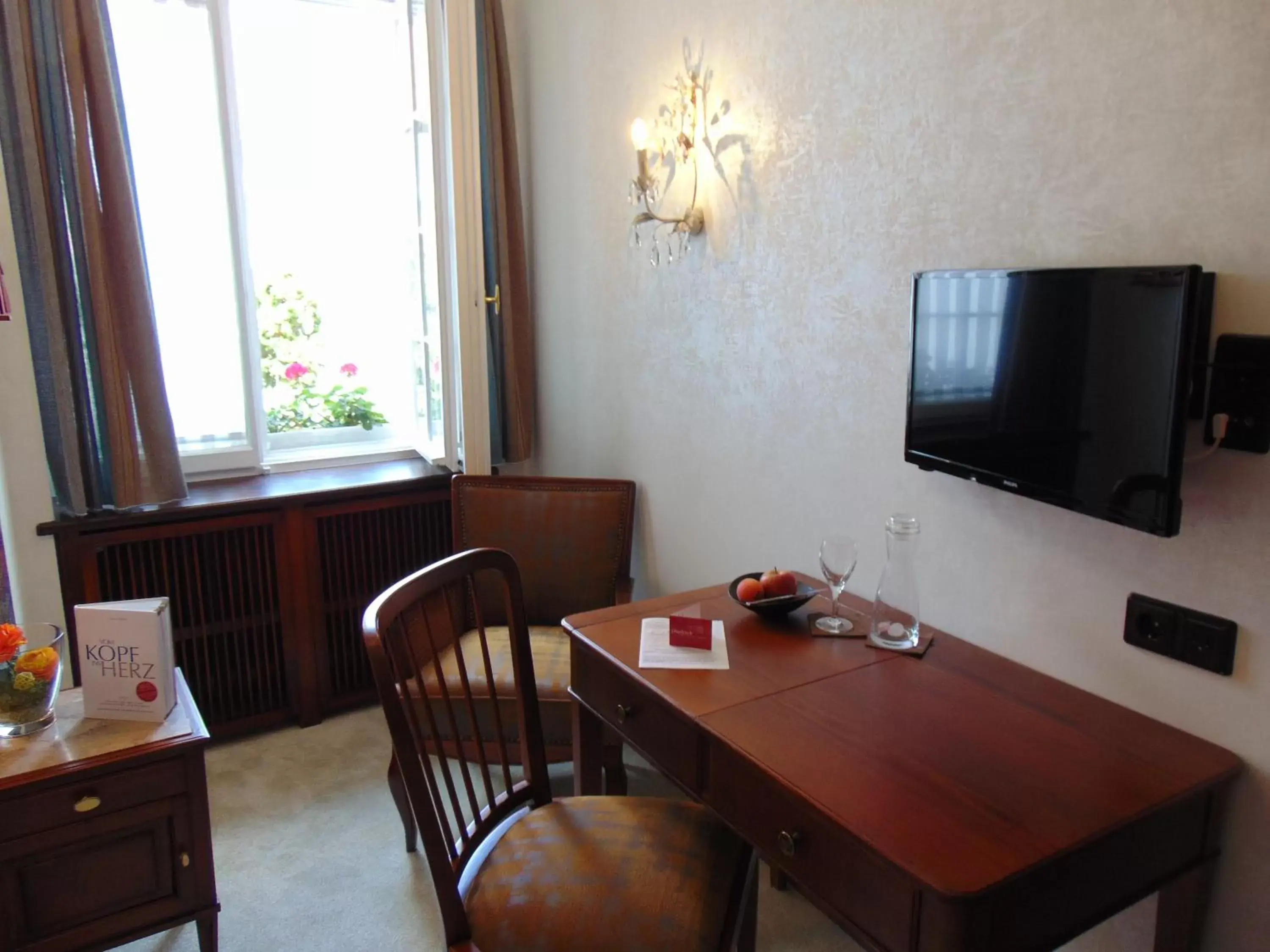 Photo of the whole room, TV/Entertainment Center in Boutiquehotel Oberkirch im Zentrum