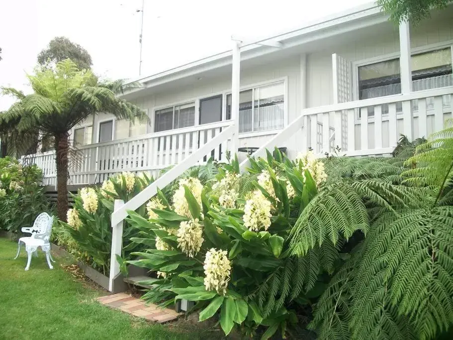 Garden view, Property Building in Top of the Lake Holiday Units