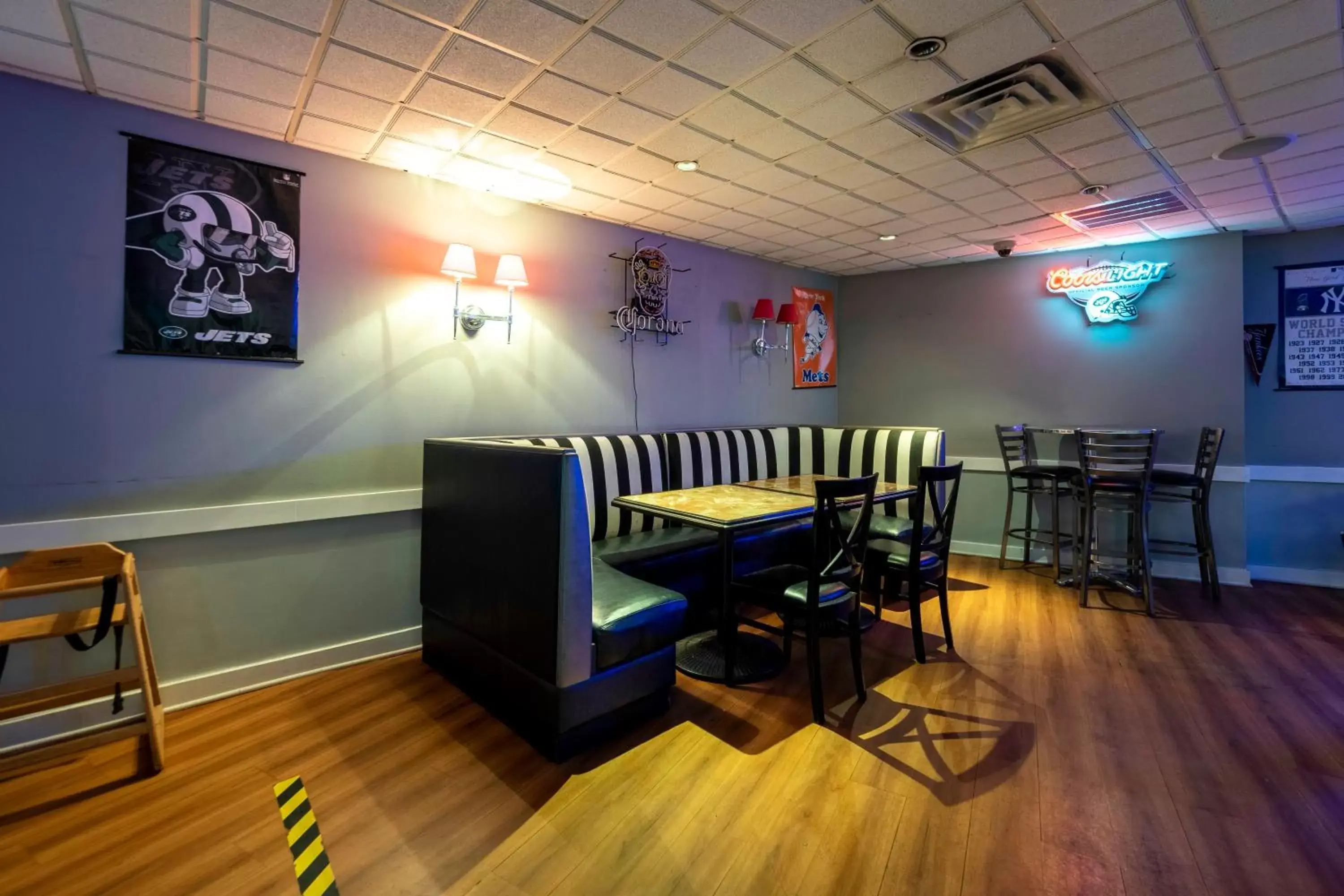 Lounge or bar in Red Roof Inn PLUS Newark Liberty Airport - Carteret