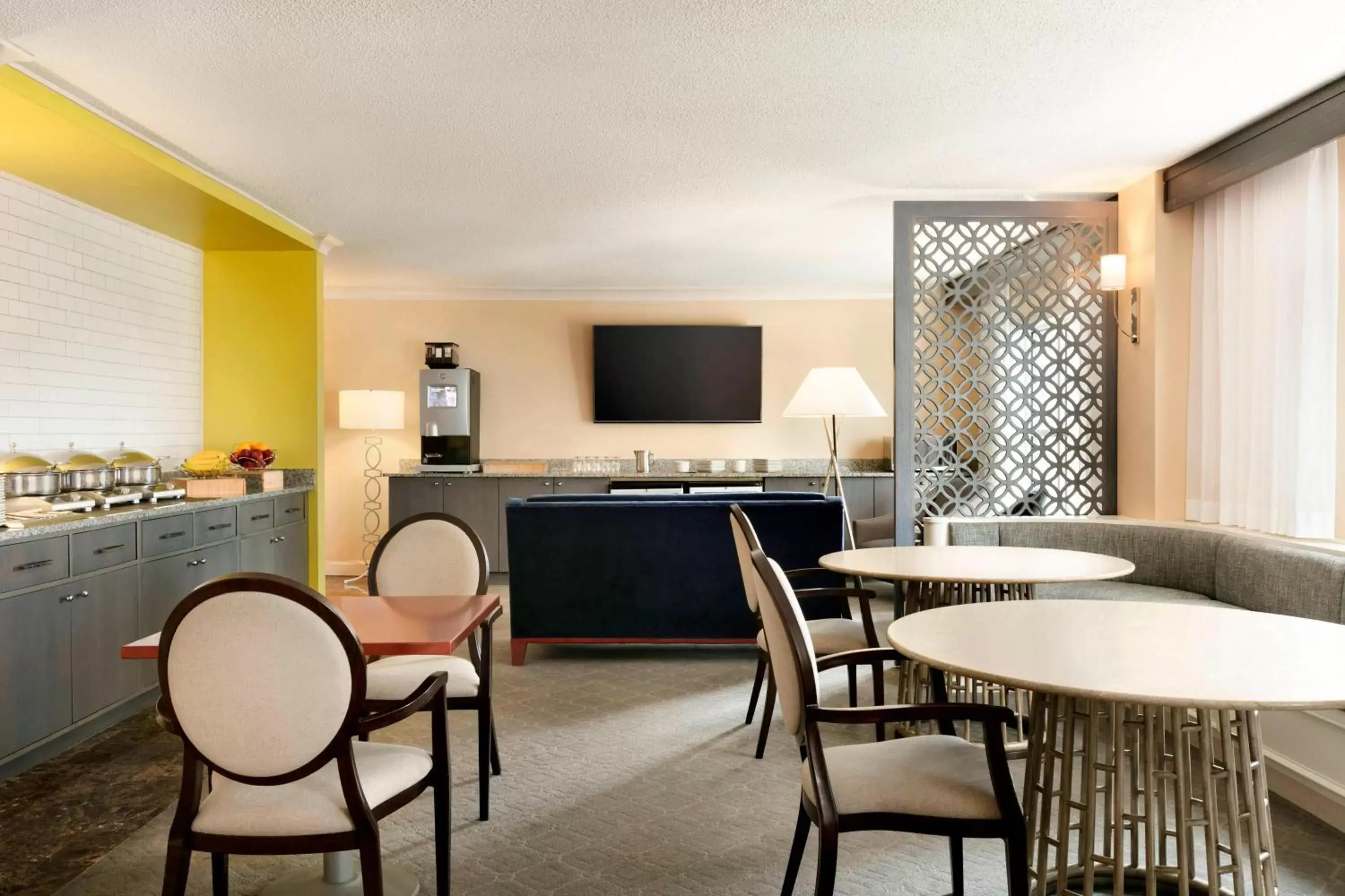 Lounge or bar in Sheraton Raleigh Hotel