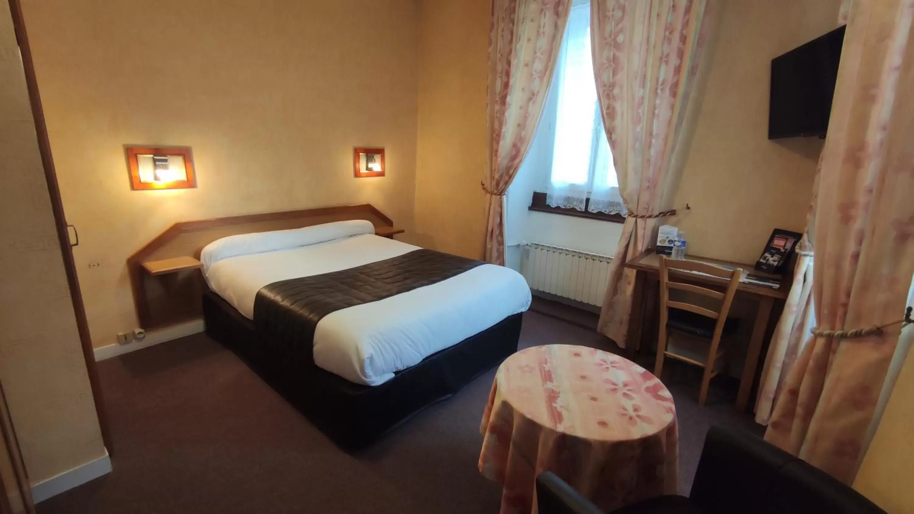 Photo of the whole room, Bed in Hotel Angleterre