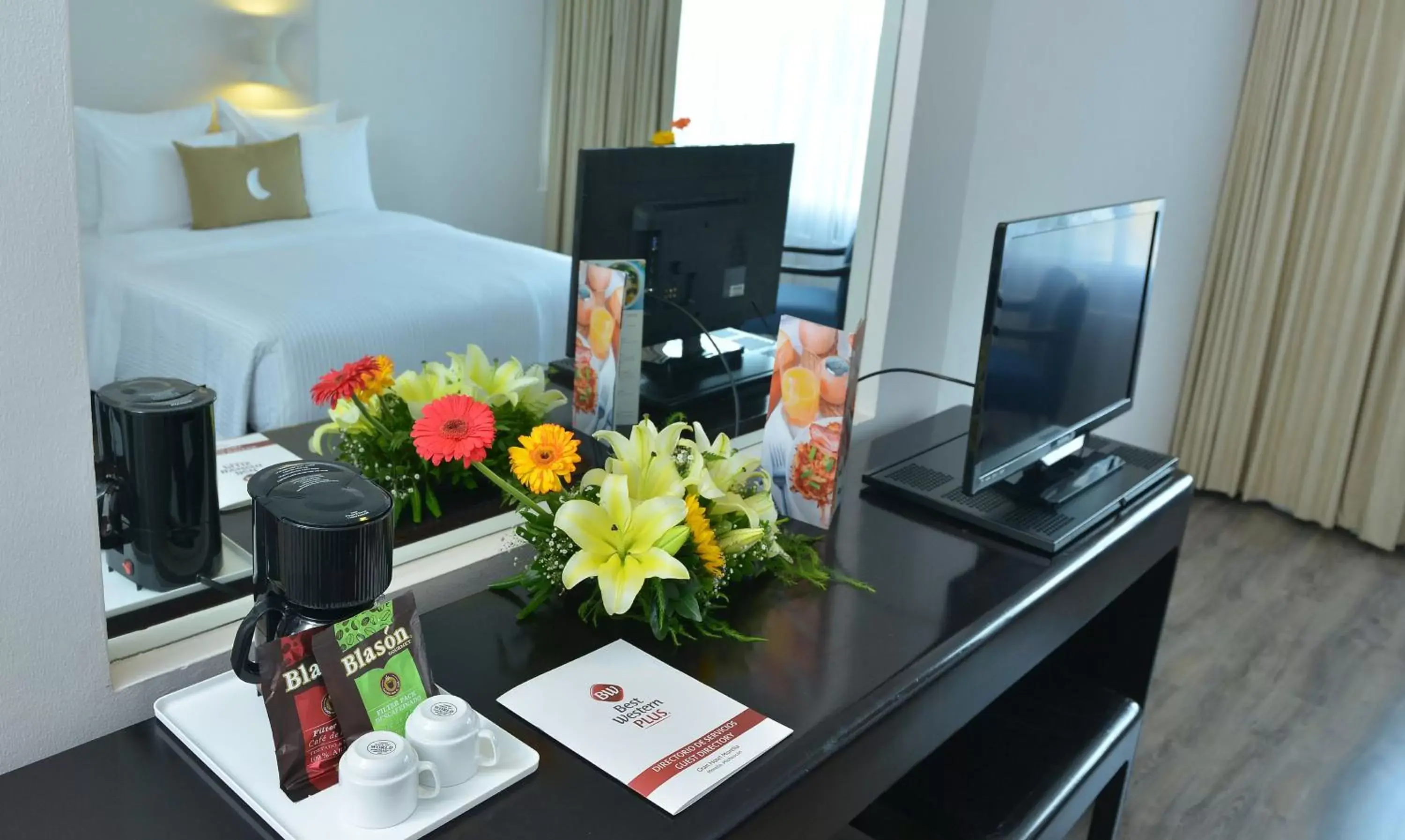 Bed, TV/Entertainment Center in Best Western PLUS Gran Hotel Morelia