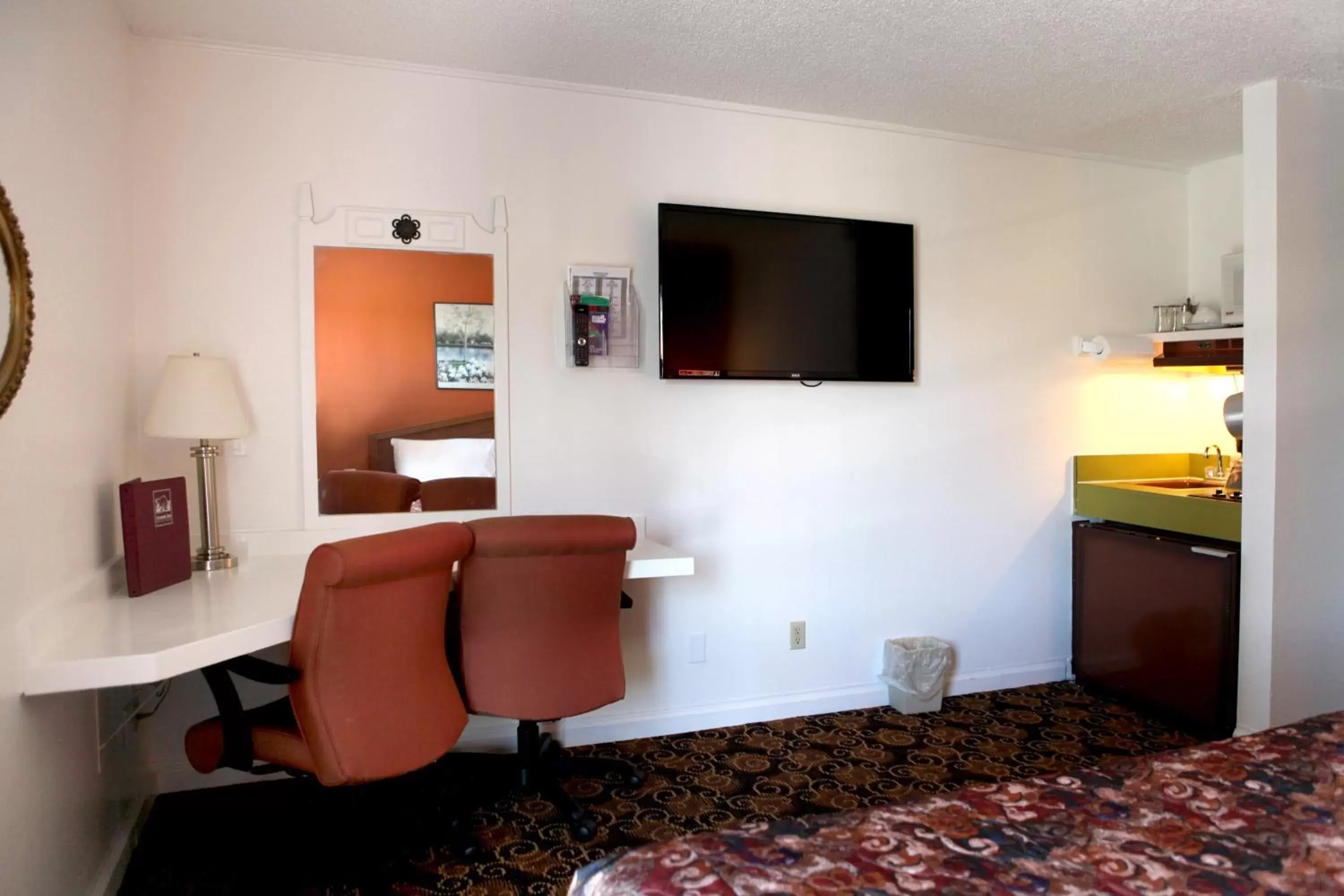 Bedroom, TV/Entertainment Center in Granada Inn
